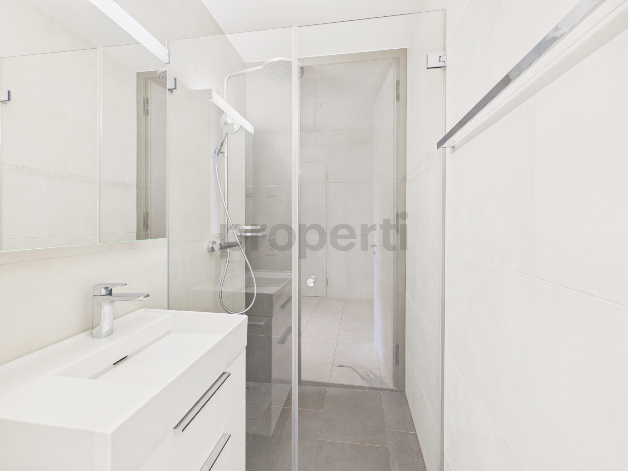Modernes Duschbad mit Glasabtrennung