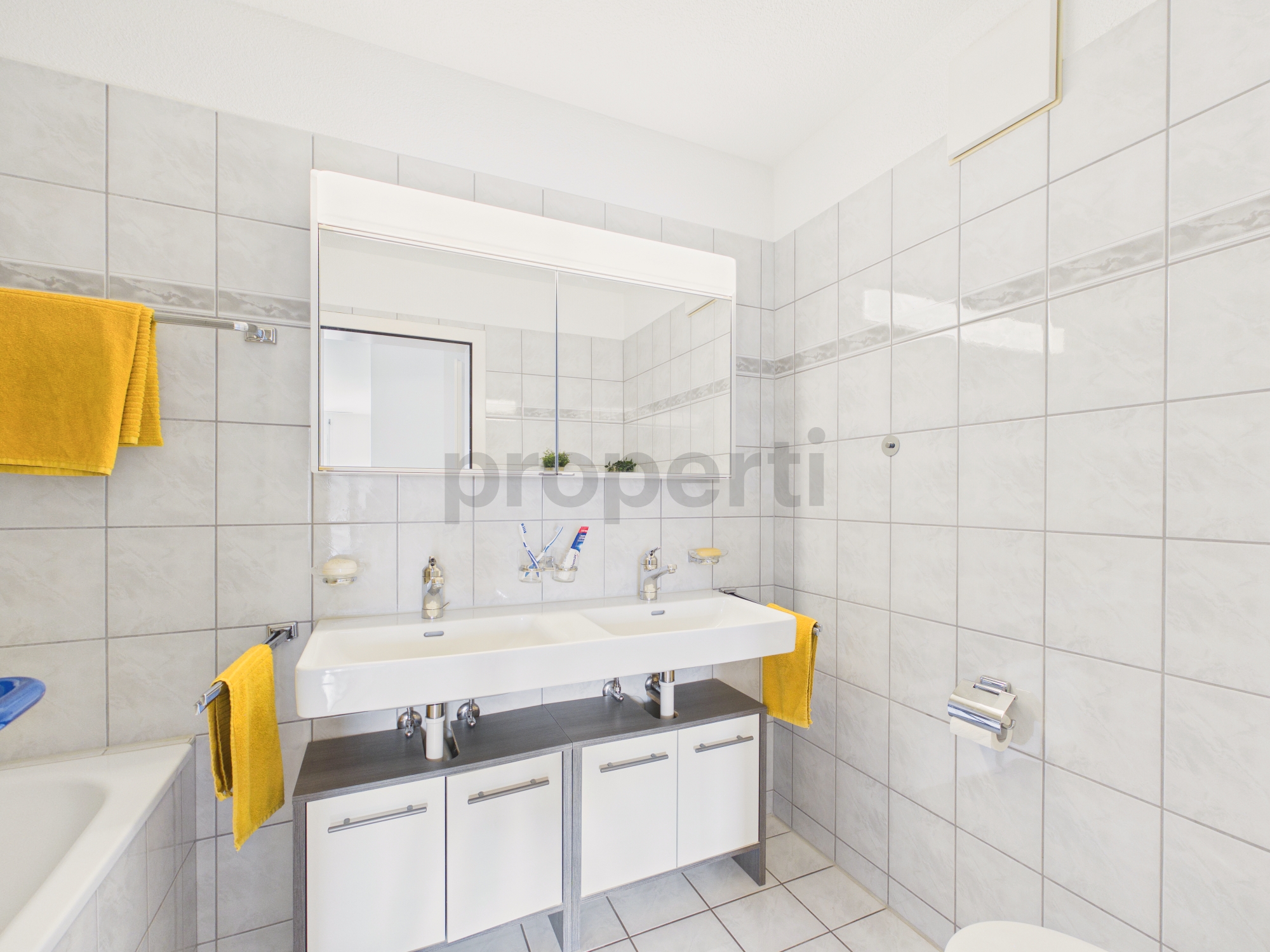 Helles Badezimmer mit Doppelwaschbecken