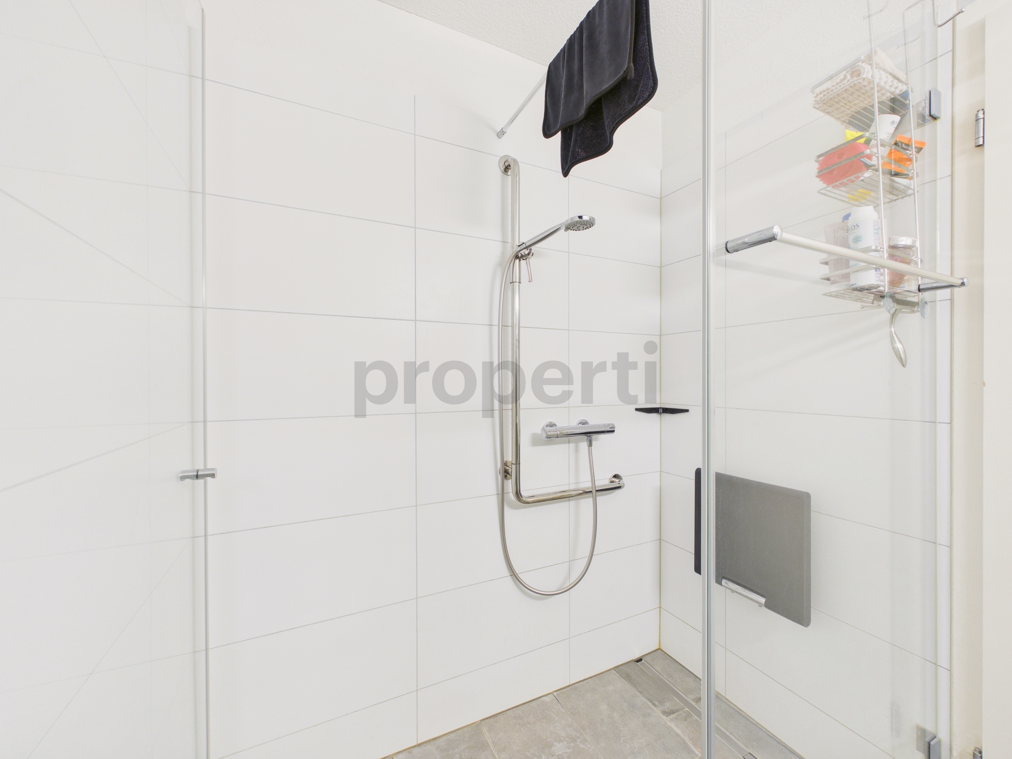 Begehbare Dusche mit Glasabtrennung