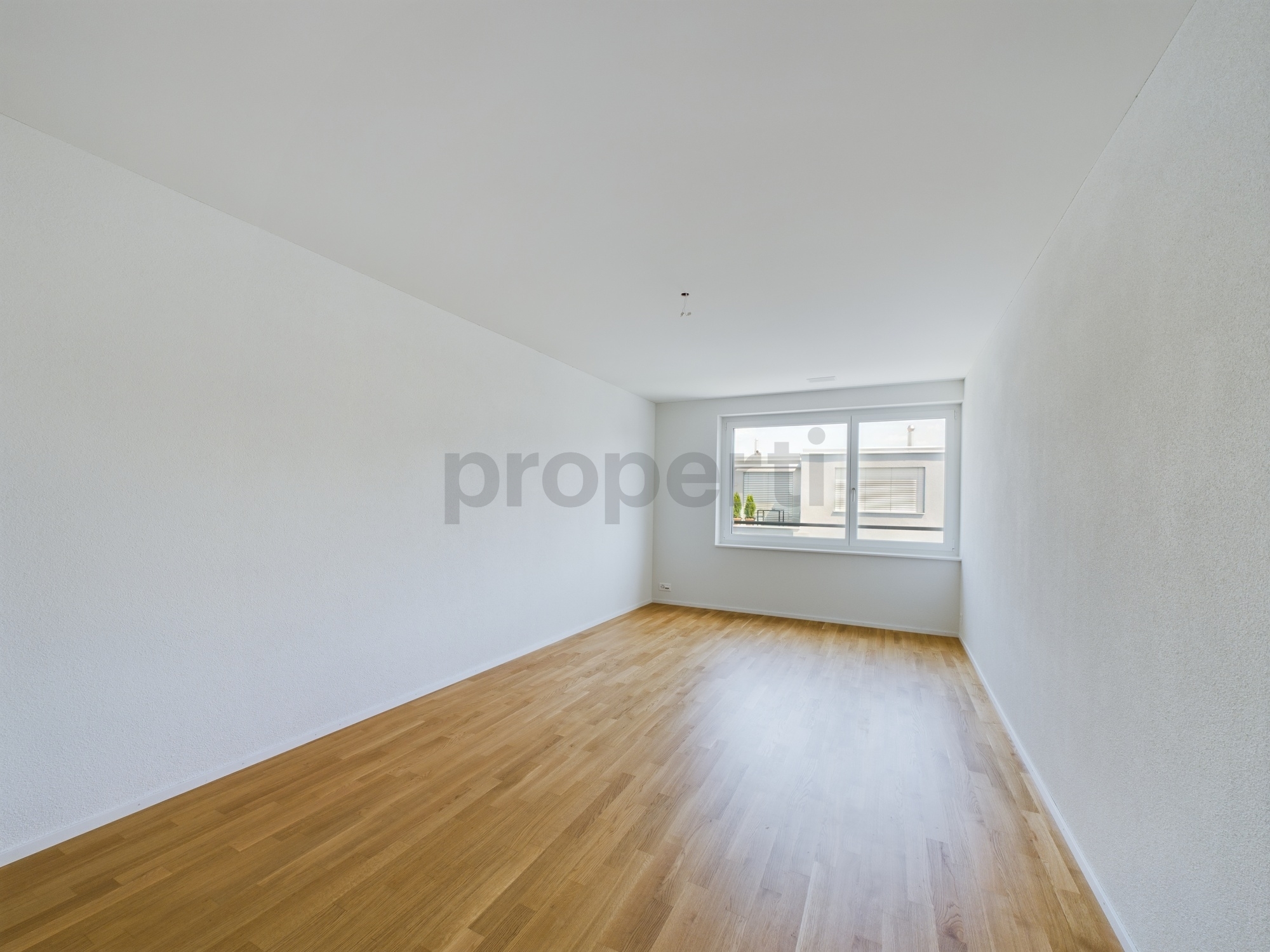 Leerer heller Raum mit Holzfußboden