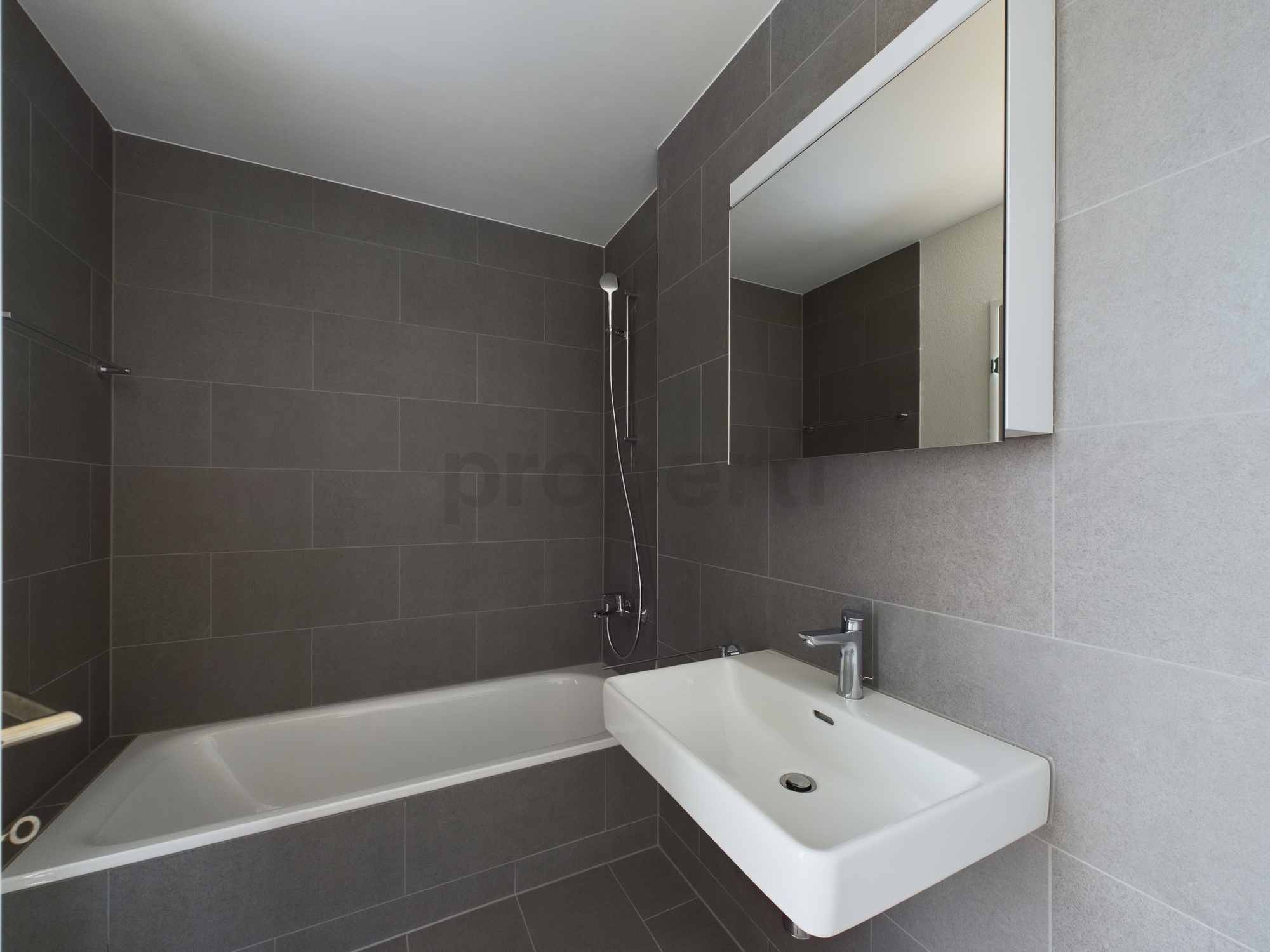 Modernes Badezimmer mit Badewanne und Wandwaschbecken