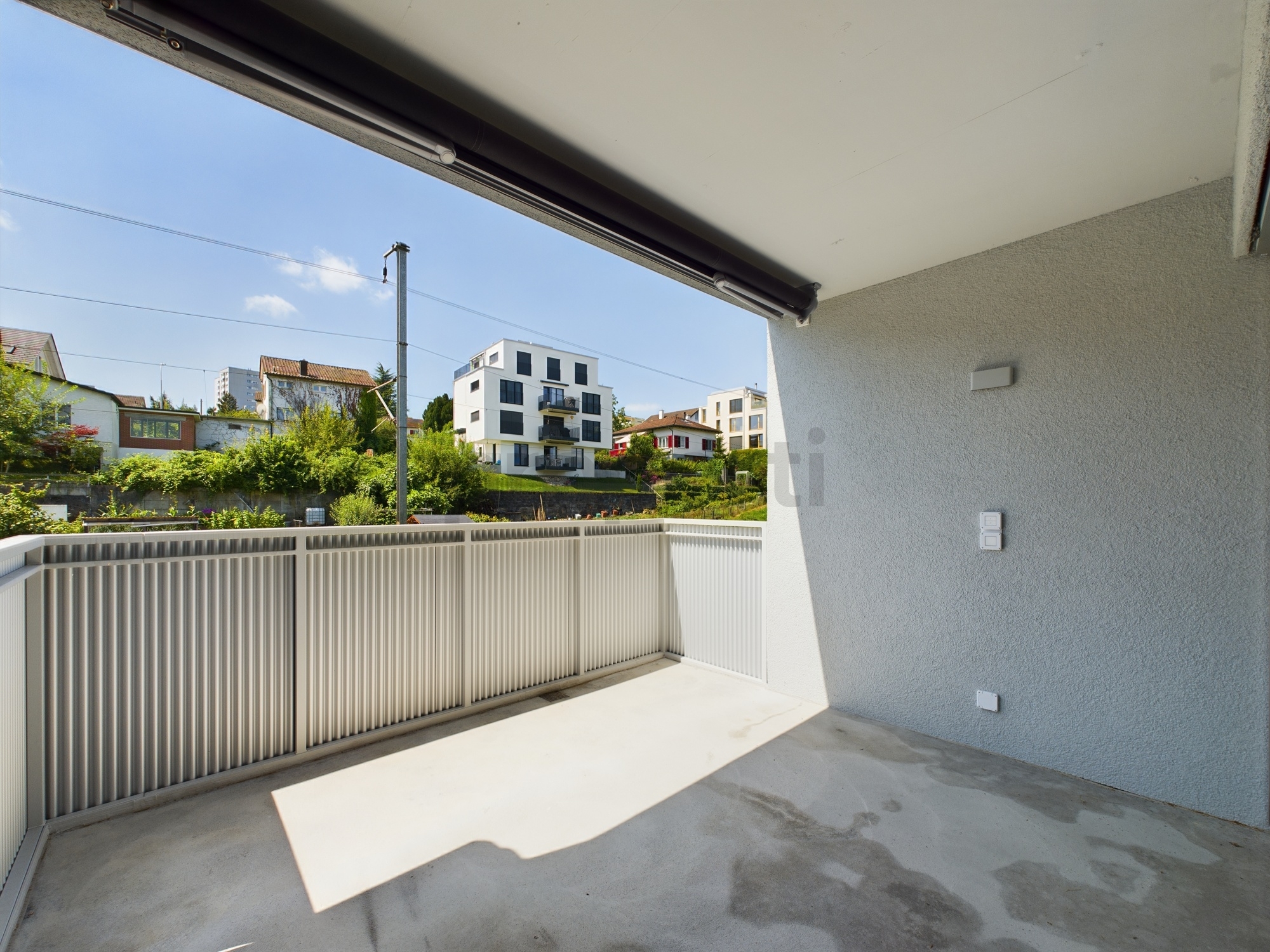 Überdachter Balkon mit Blick ins Wohnumfeld