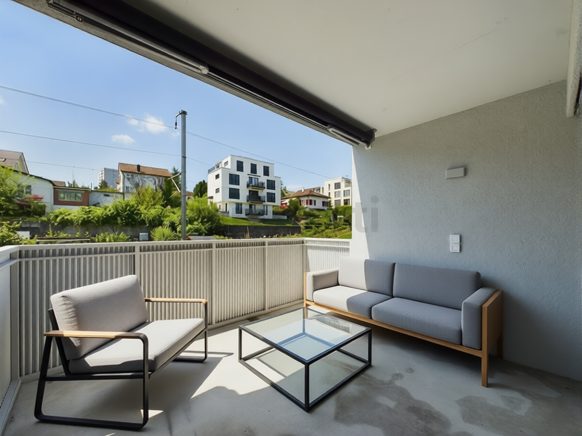 Überdachter Balkon mit Sitzgruppe