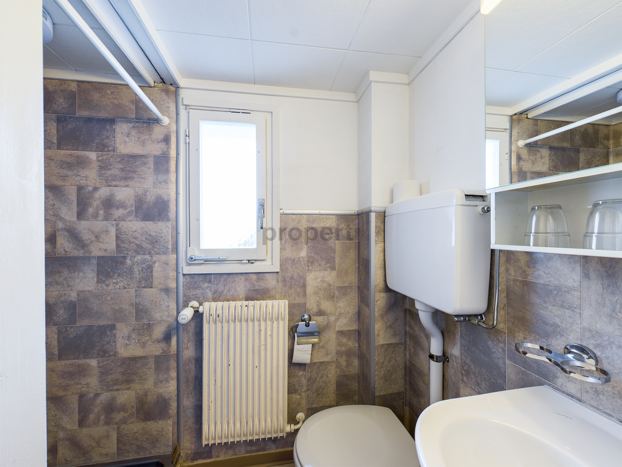 Kleines Badezimmer mit WC und Waschbecken