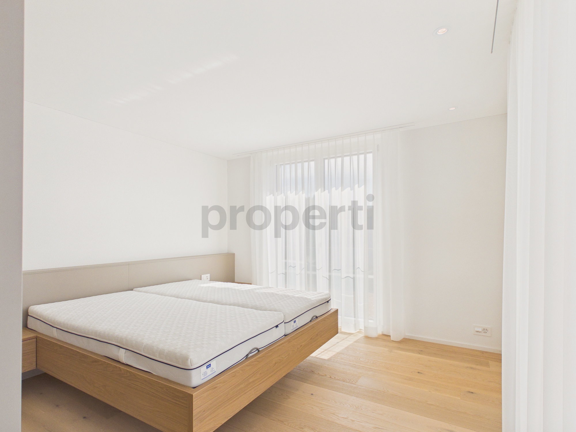 Helles Schlafzimmer mit Doppelbett