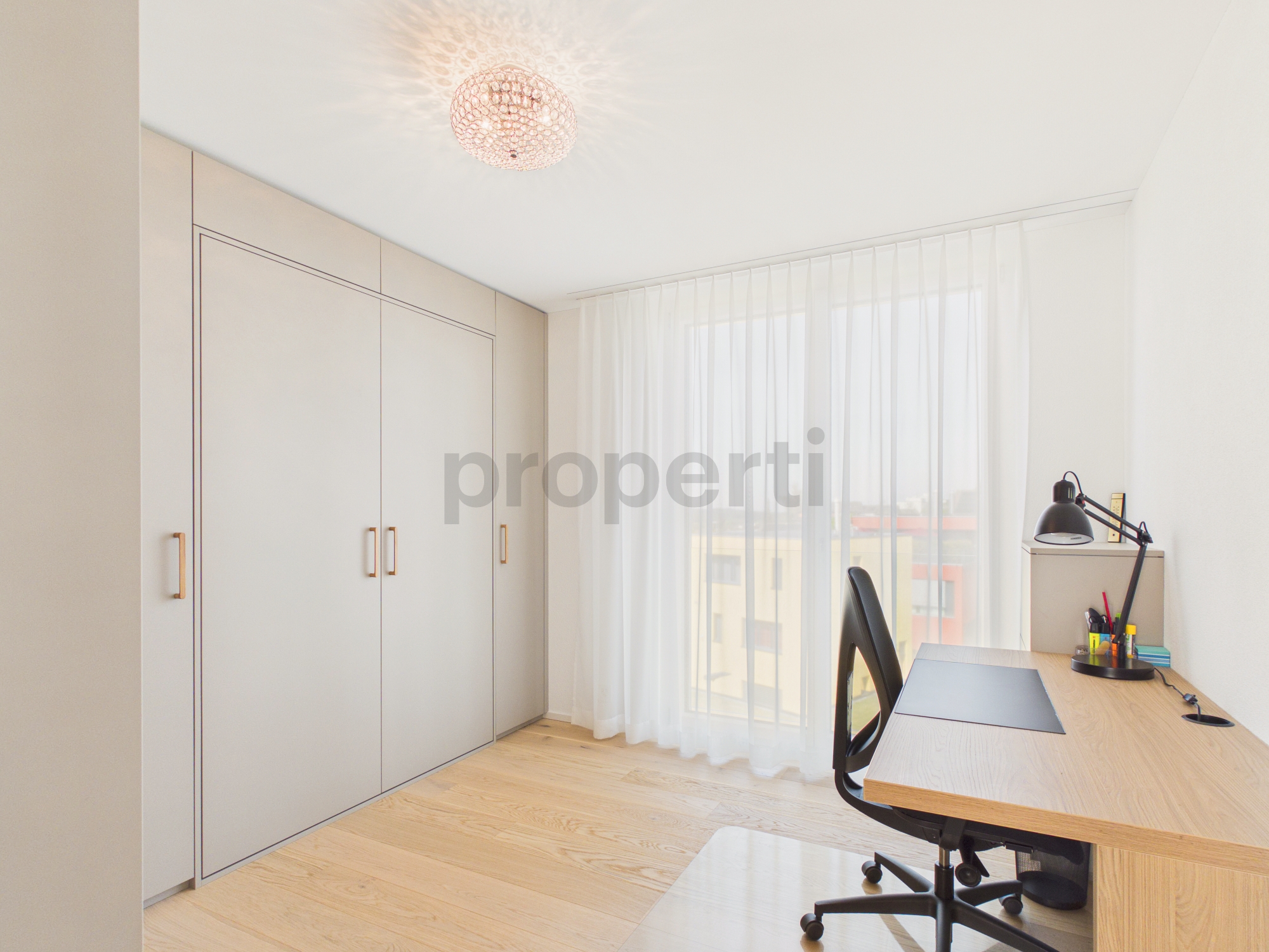 Helles Arbeitszimmer mit Einbauschrank und Schreibtisch