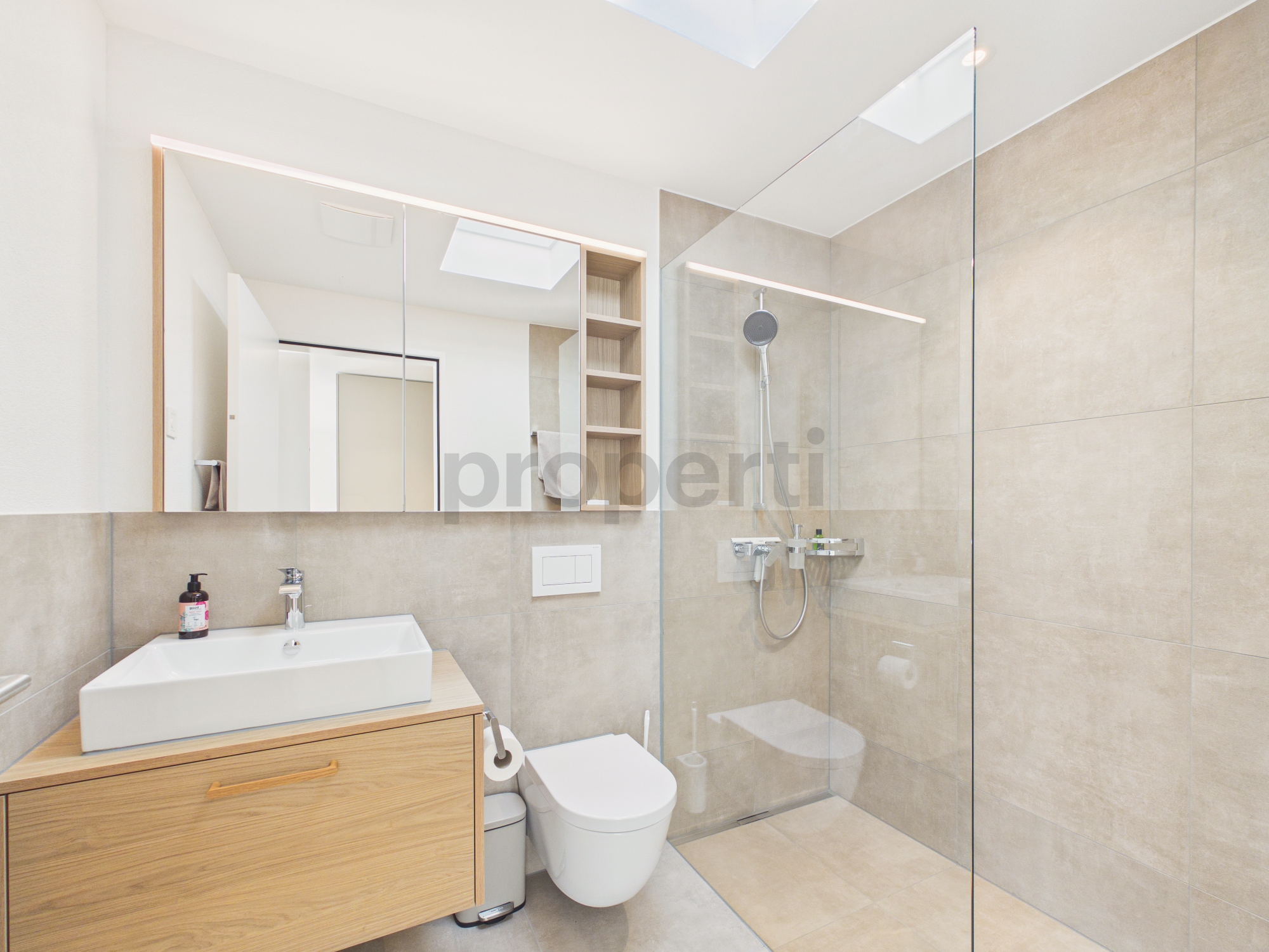 Modernes Badezimmer mit Walk-in-Dusche und Waschtisch