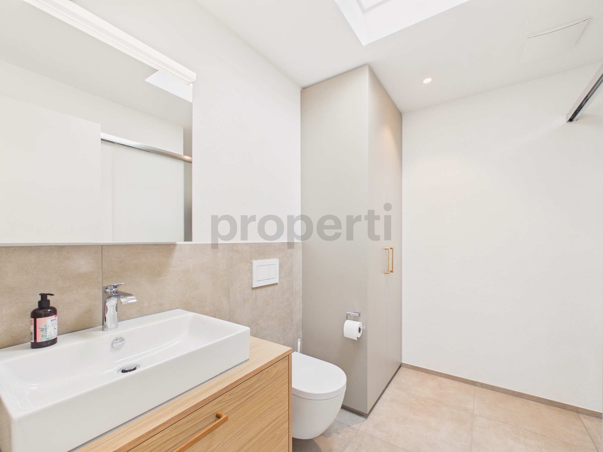 Modernes Badezimmer mit Dachschräge