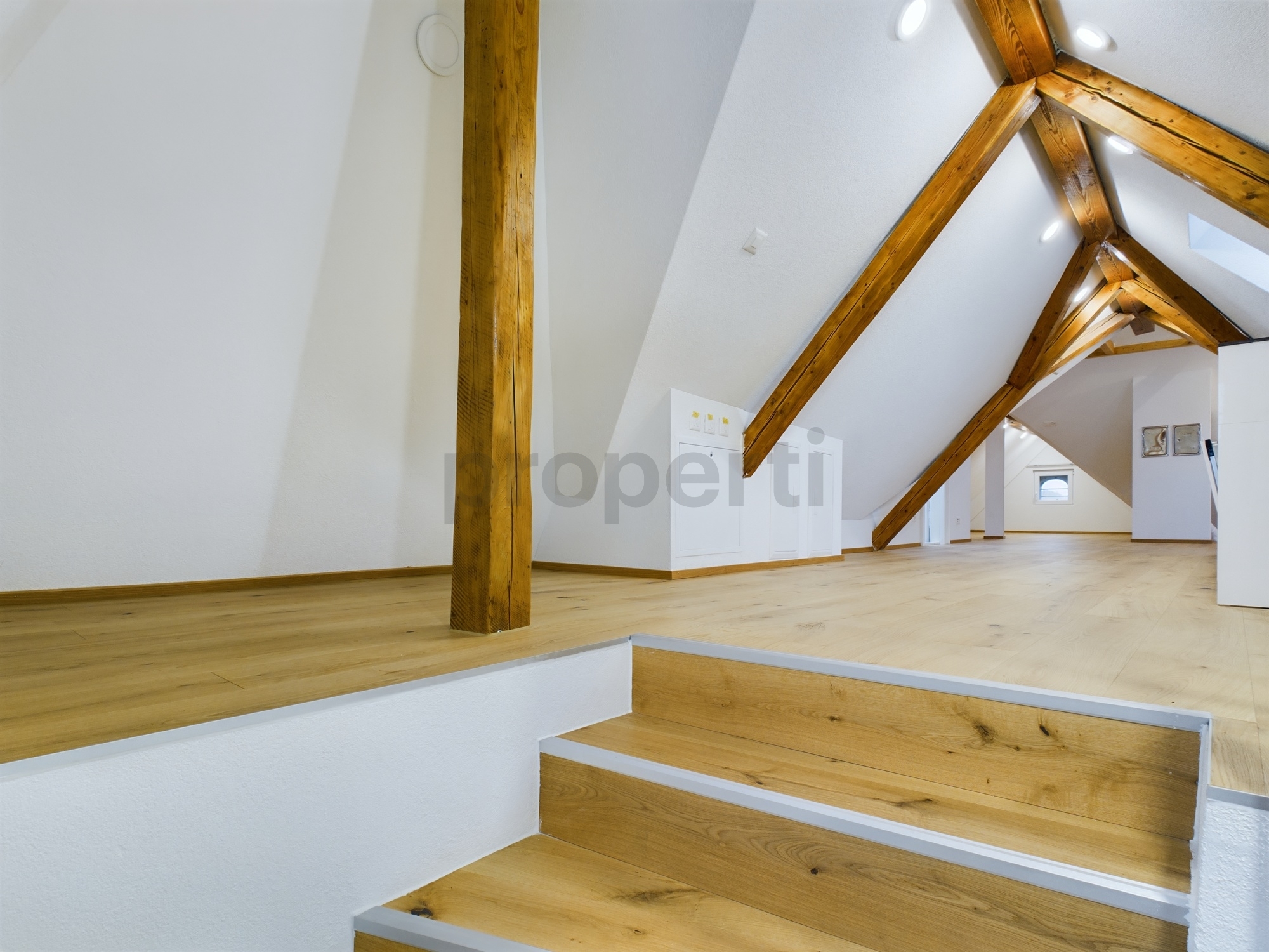 Ausgebauter Dachraum mit Holzbalken