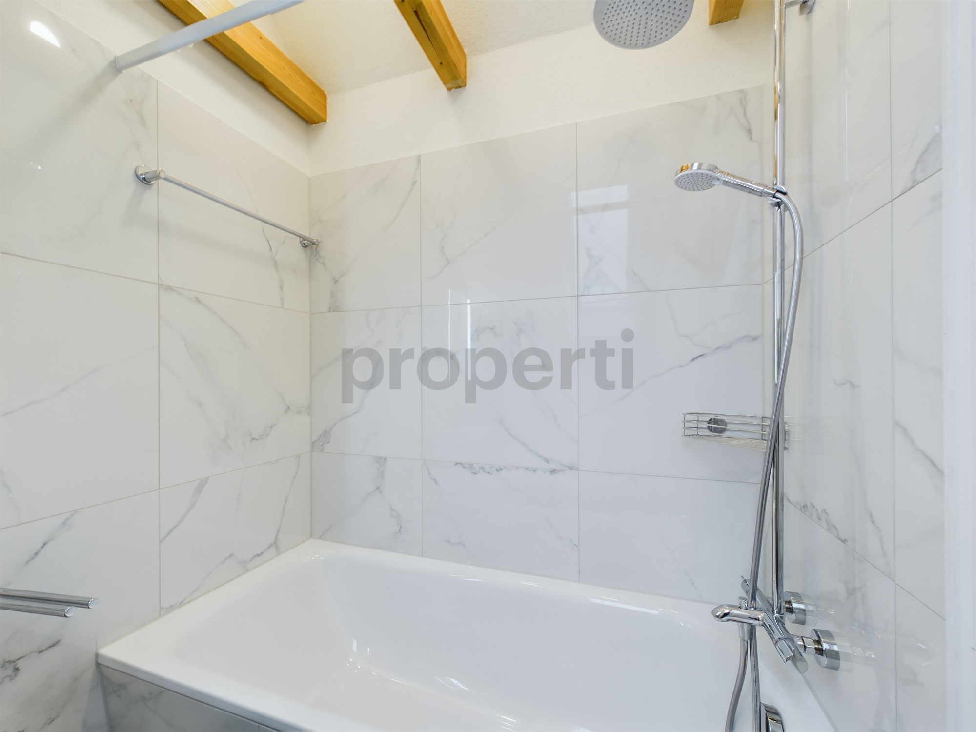 Modernes Badezimmer mit Badewanne und Walk-in-Dusche