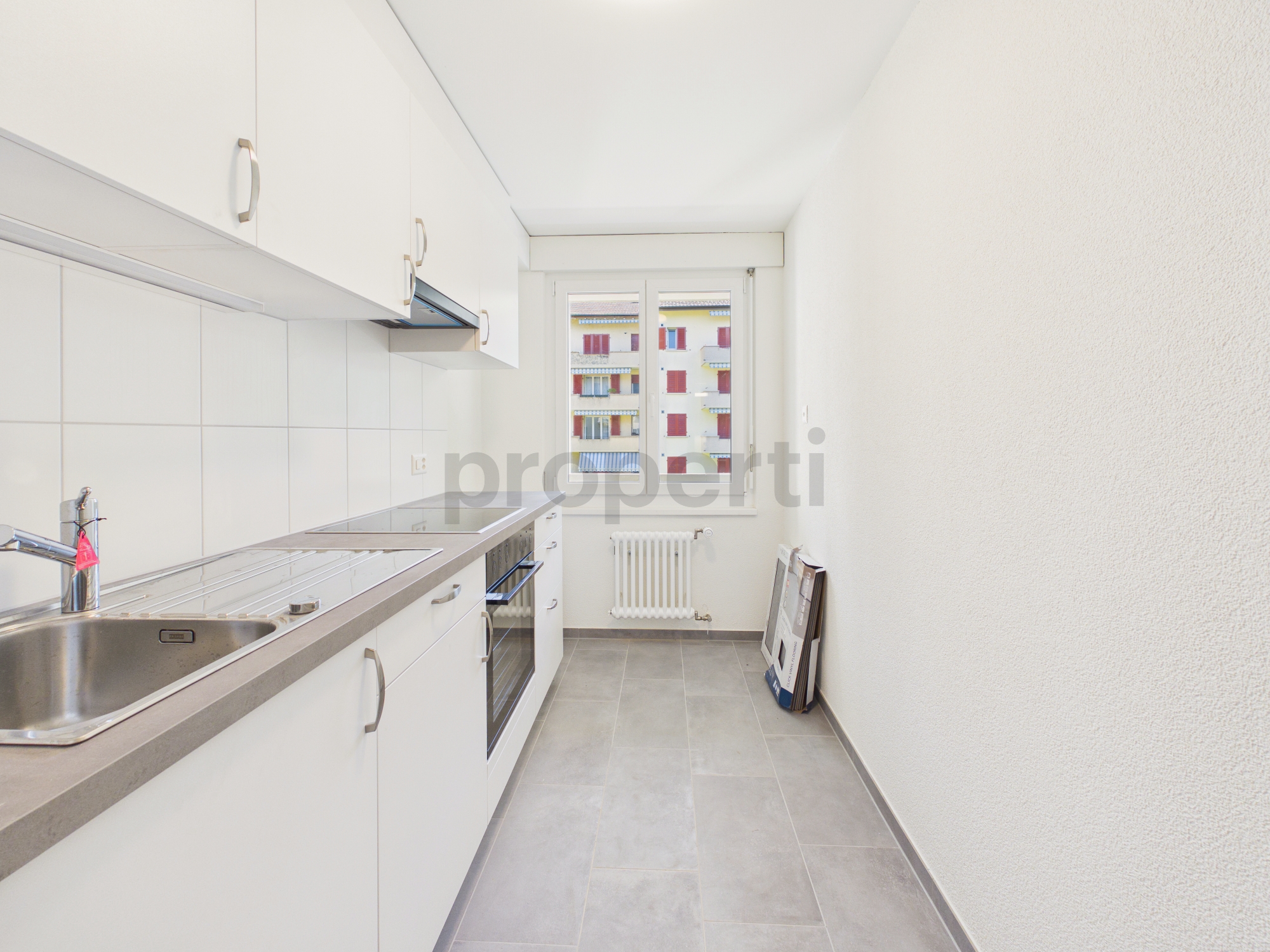 Schmale Einbauküche mit Fenster
