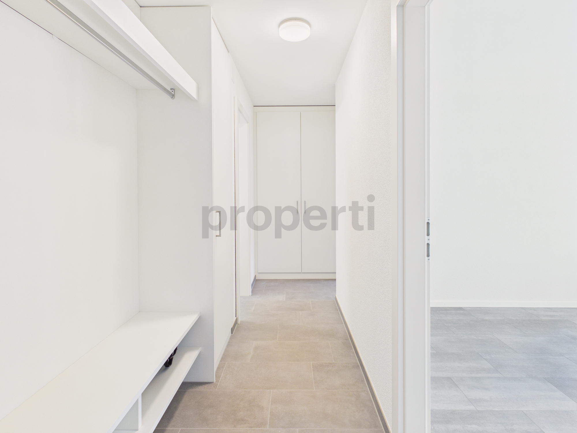 Heller Flur mit Einbauschrank