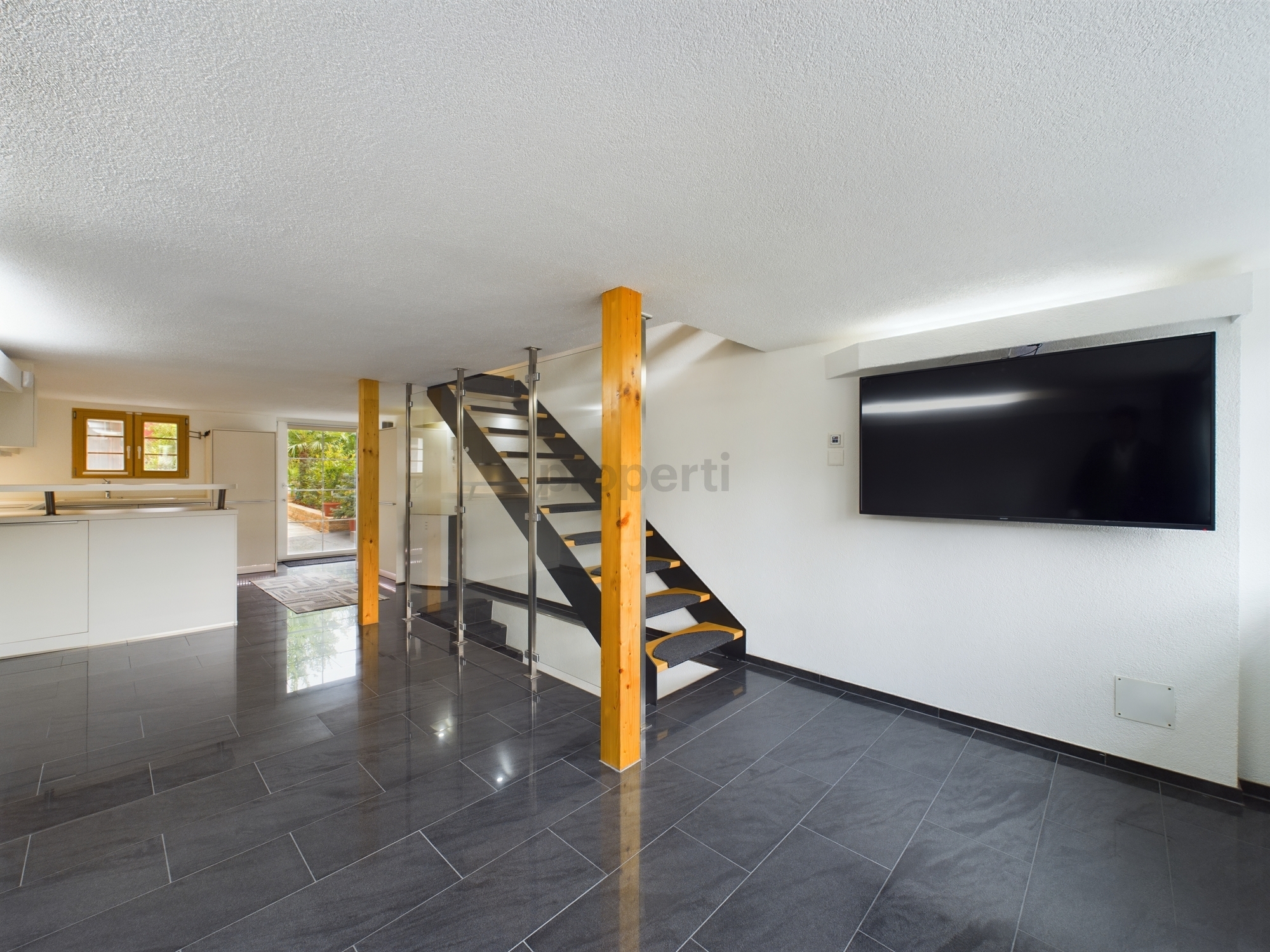 Offener Wohnbereich mit Treppe und Küchenzone