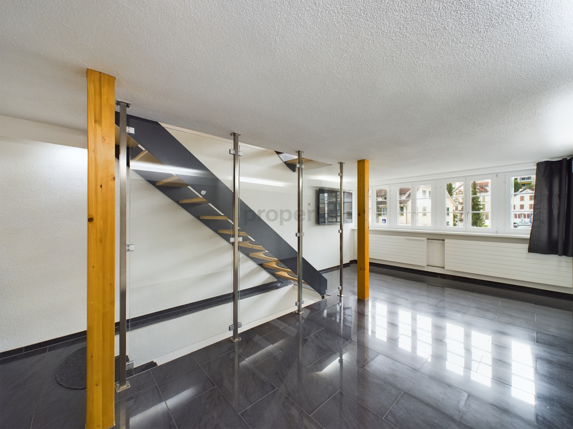 Offener Wohnbereich mit moderner Treppe
