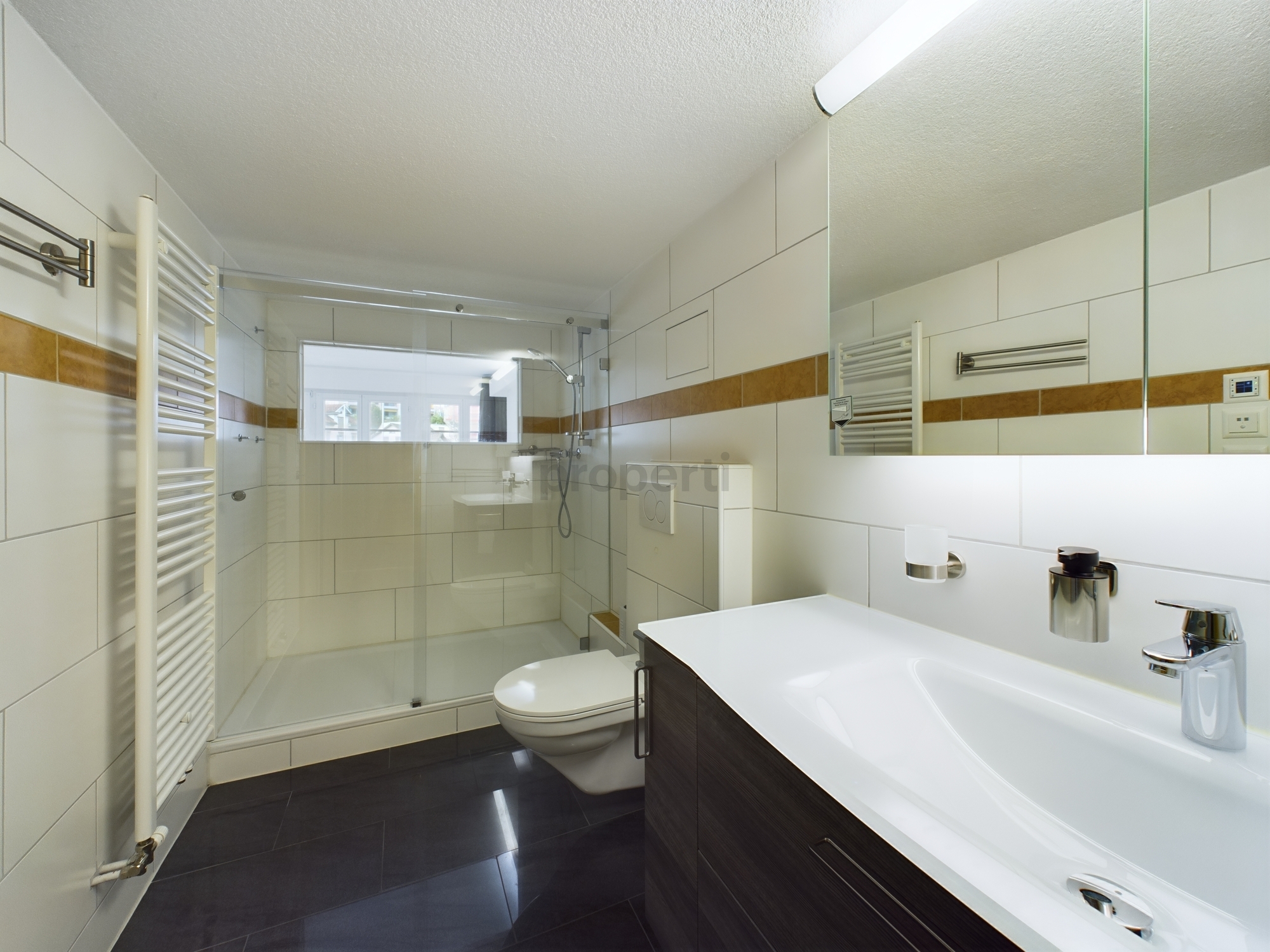 Modernes Badezimmer mit Glasduschabtrennung