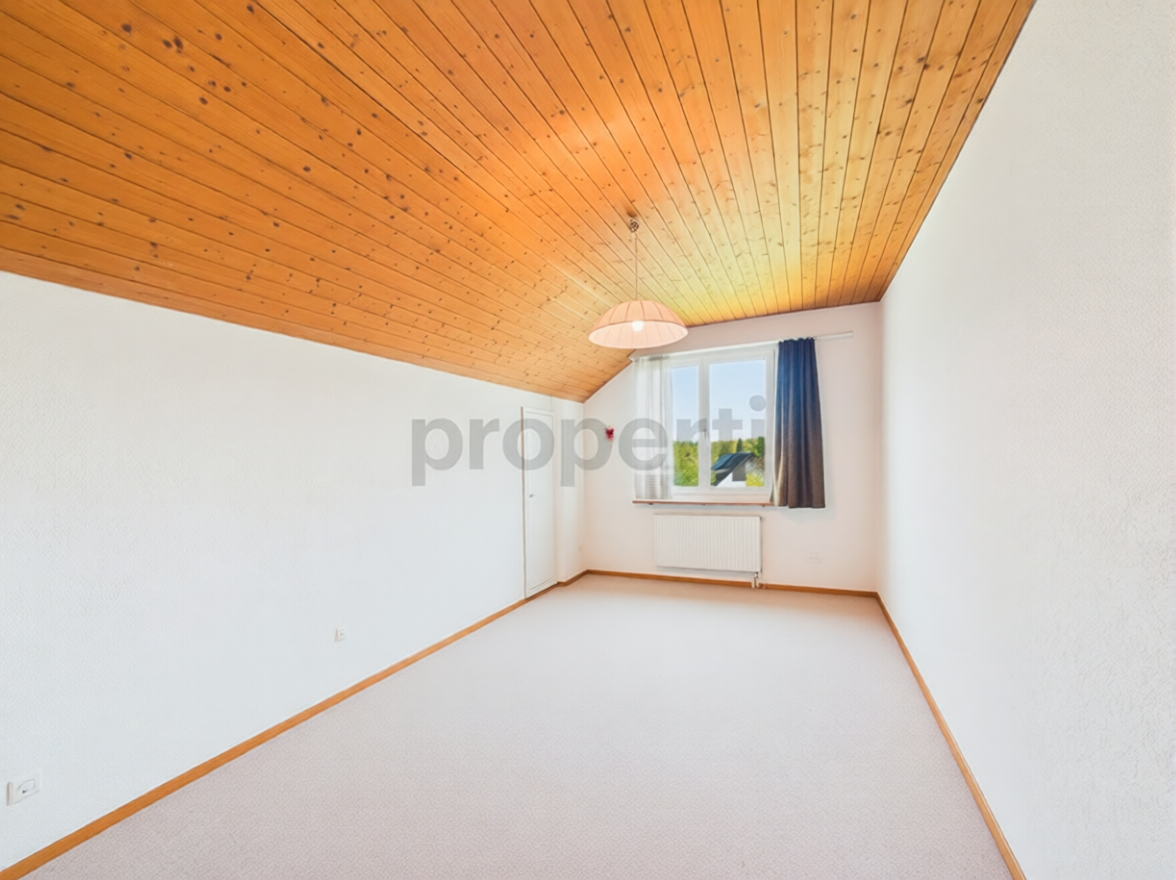 Helles Dachzimmer mit Holzdecke