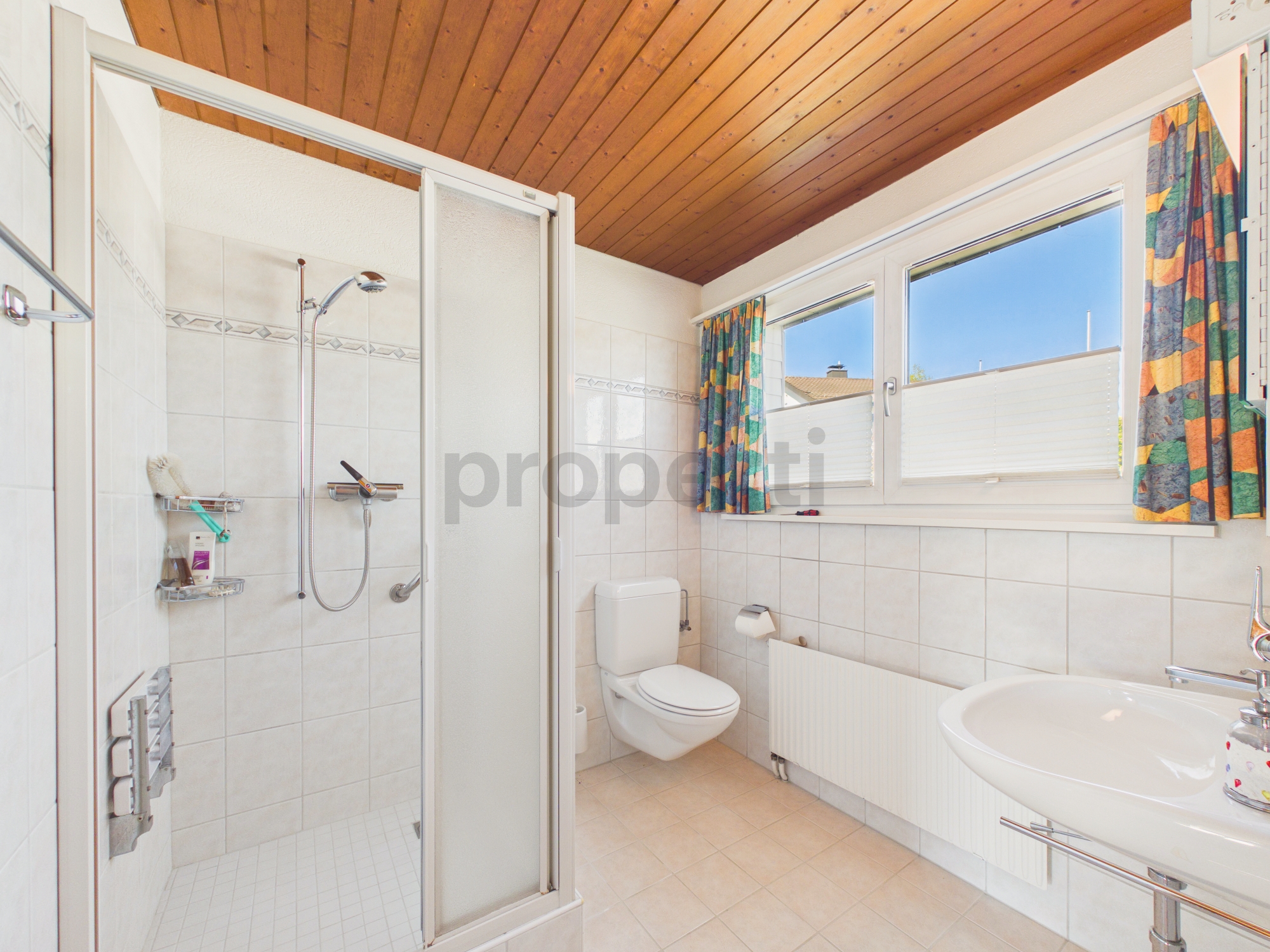 Helles Badezimmer mit Dusche, WC und Fenster