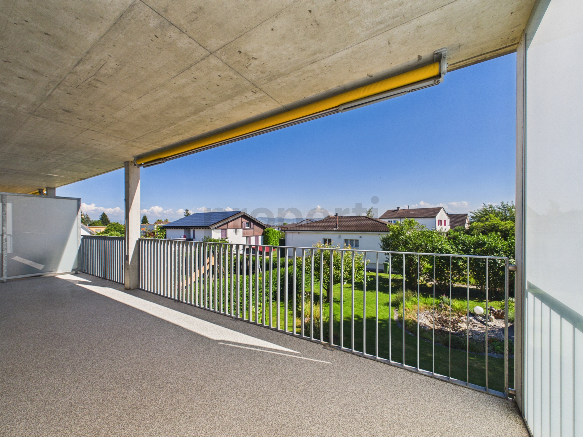 Überdachter Balkon mit Blick ins Grüne