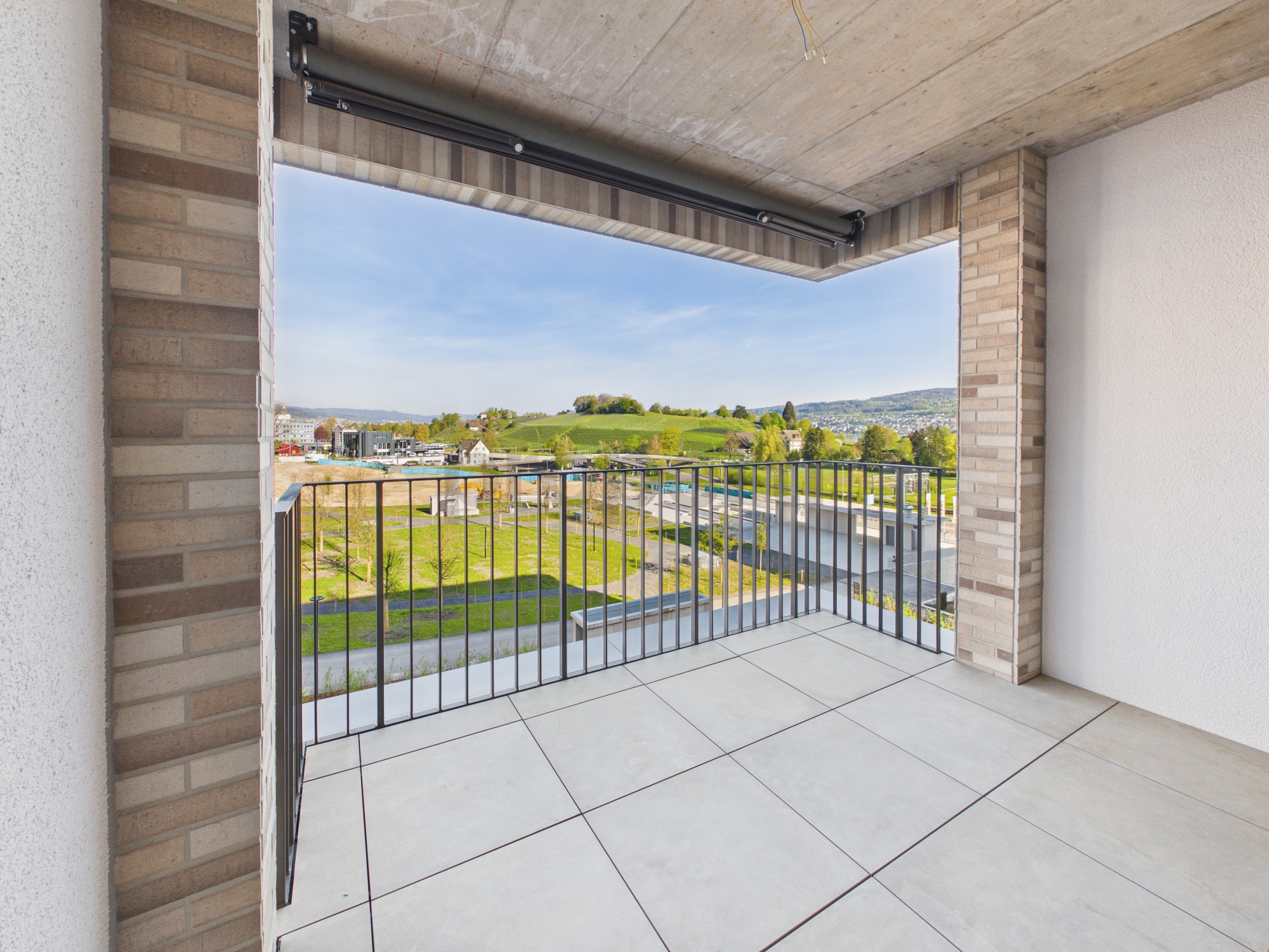Überdachter Balkon mit Weitblick