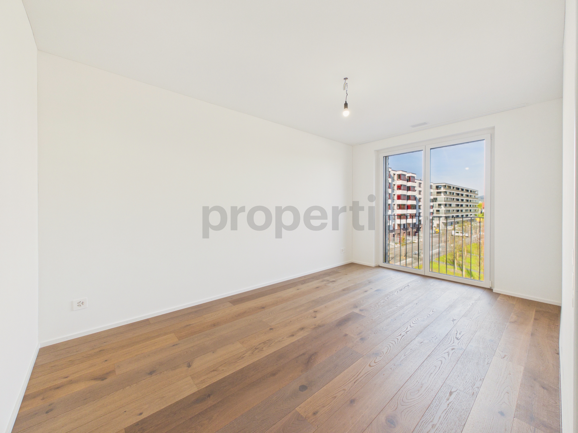 Leeres Schlafzimmer mit Balkonblick