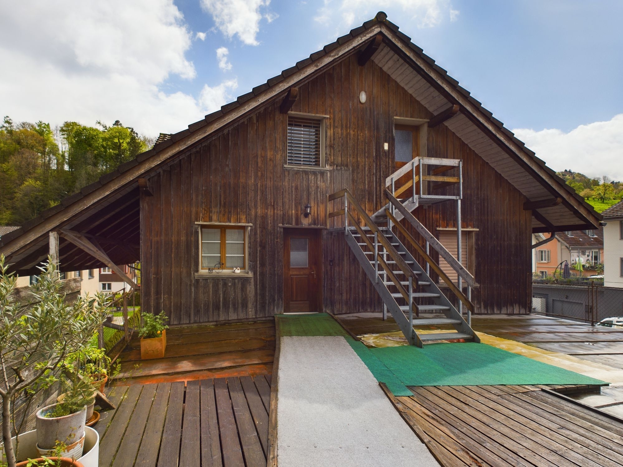 Rustikale Holzfassade mit Außentreppe