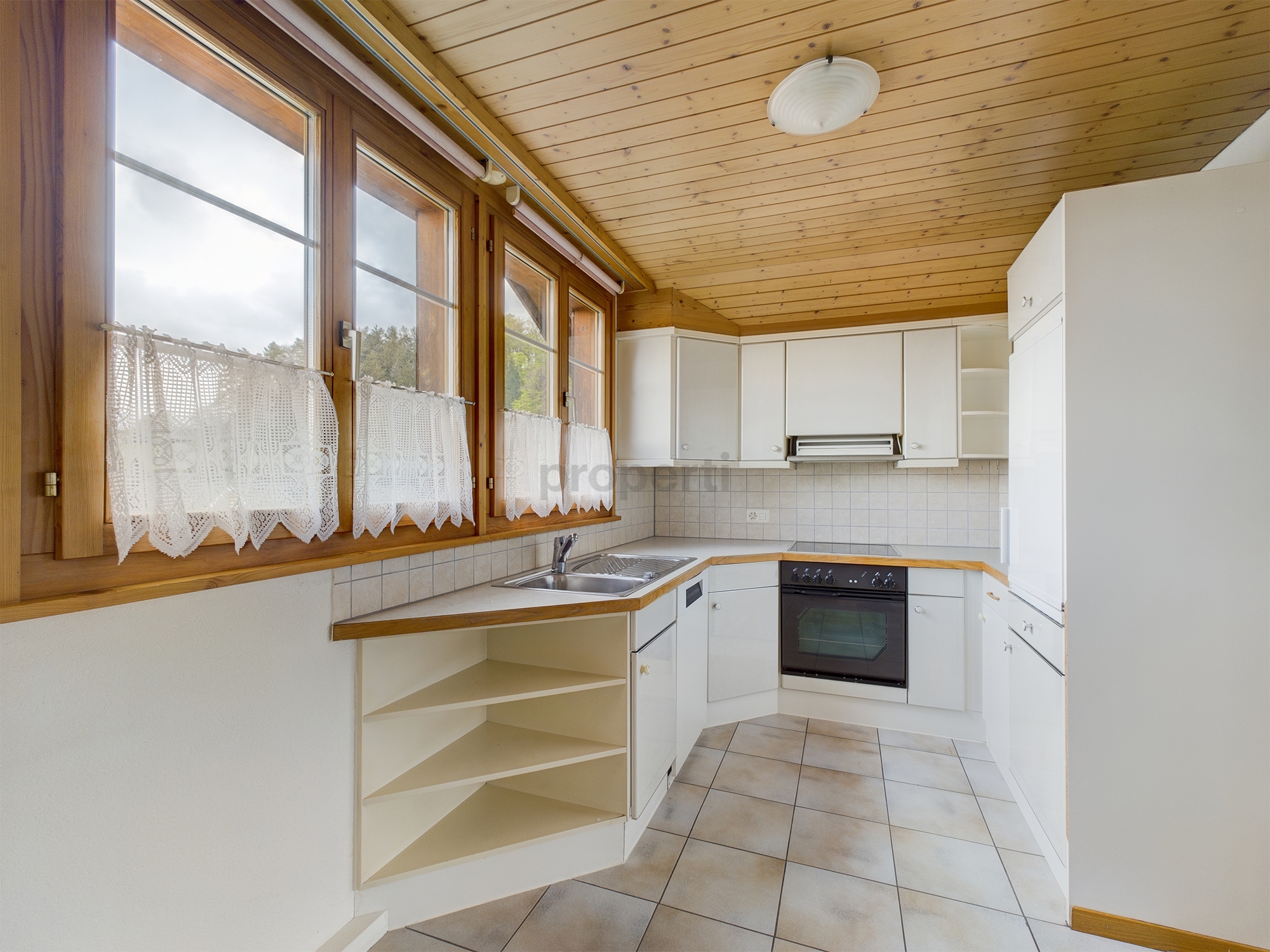Kleine helle Küche mit Holzdecke