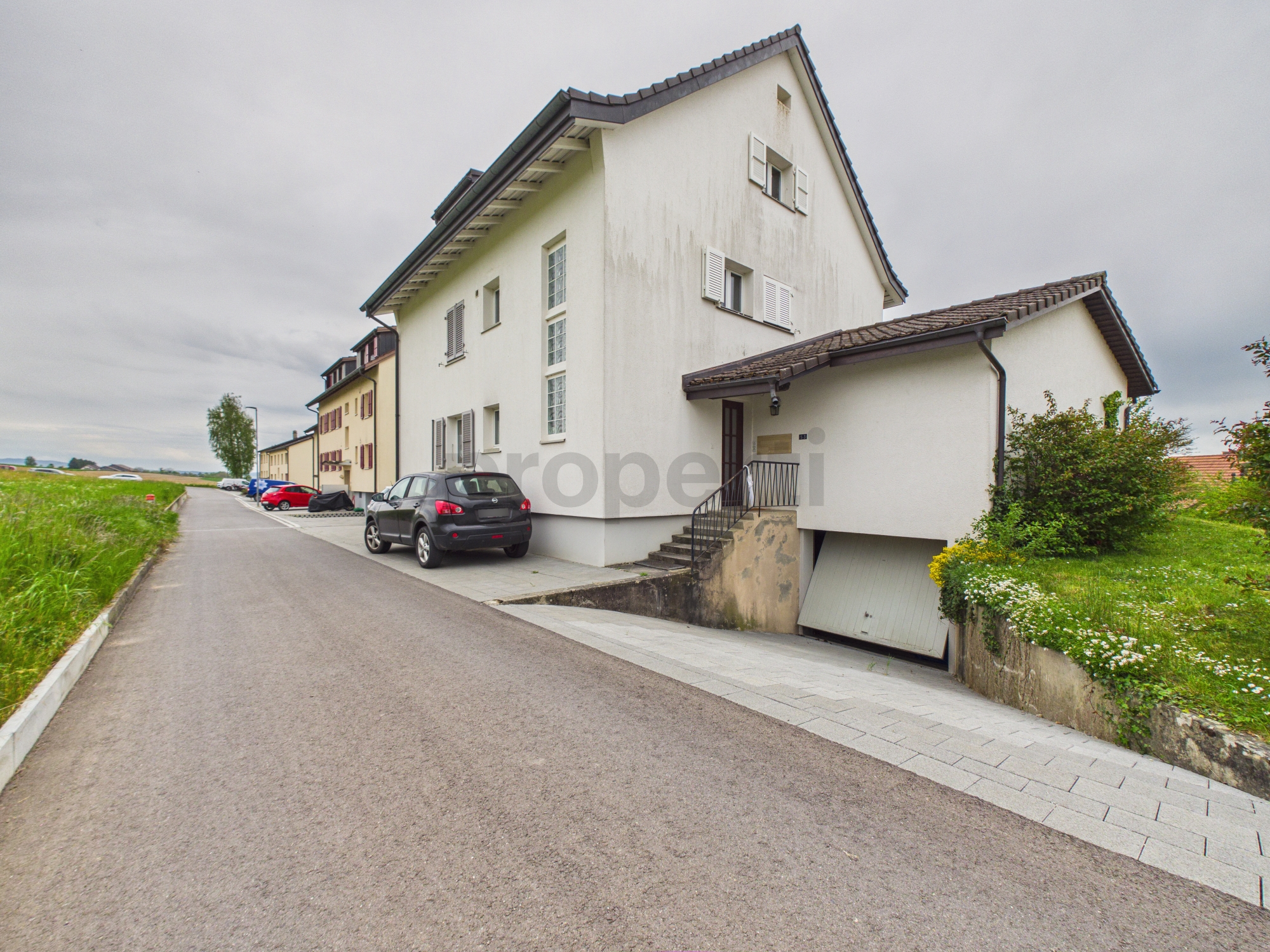 Mehrfamilienhaus mit Zufahrt und Garagenrampe