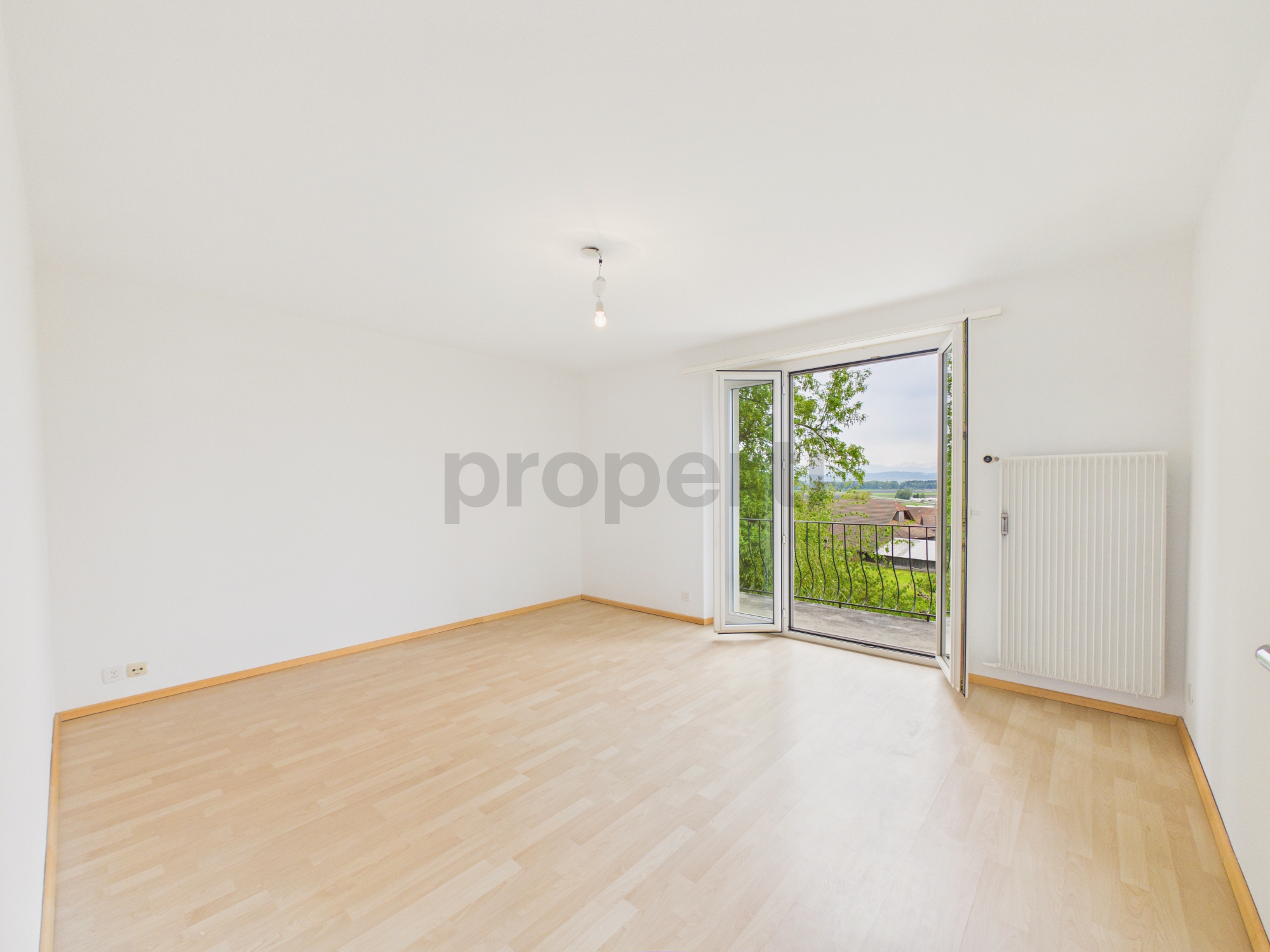 Heller leerer Wohnraum mit Balkonblick