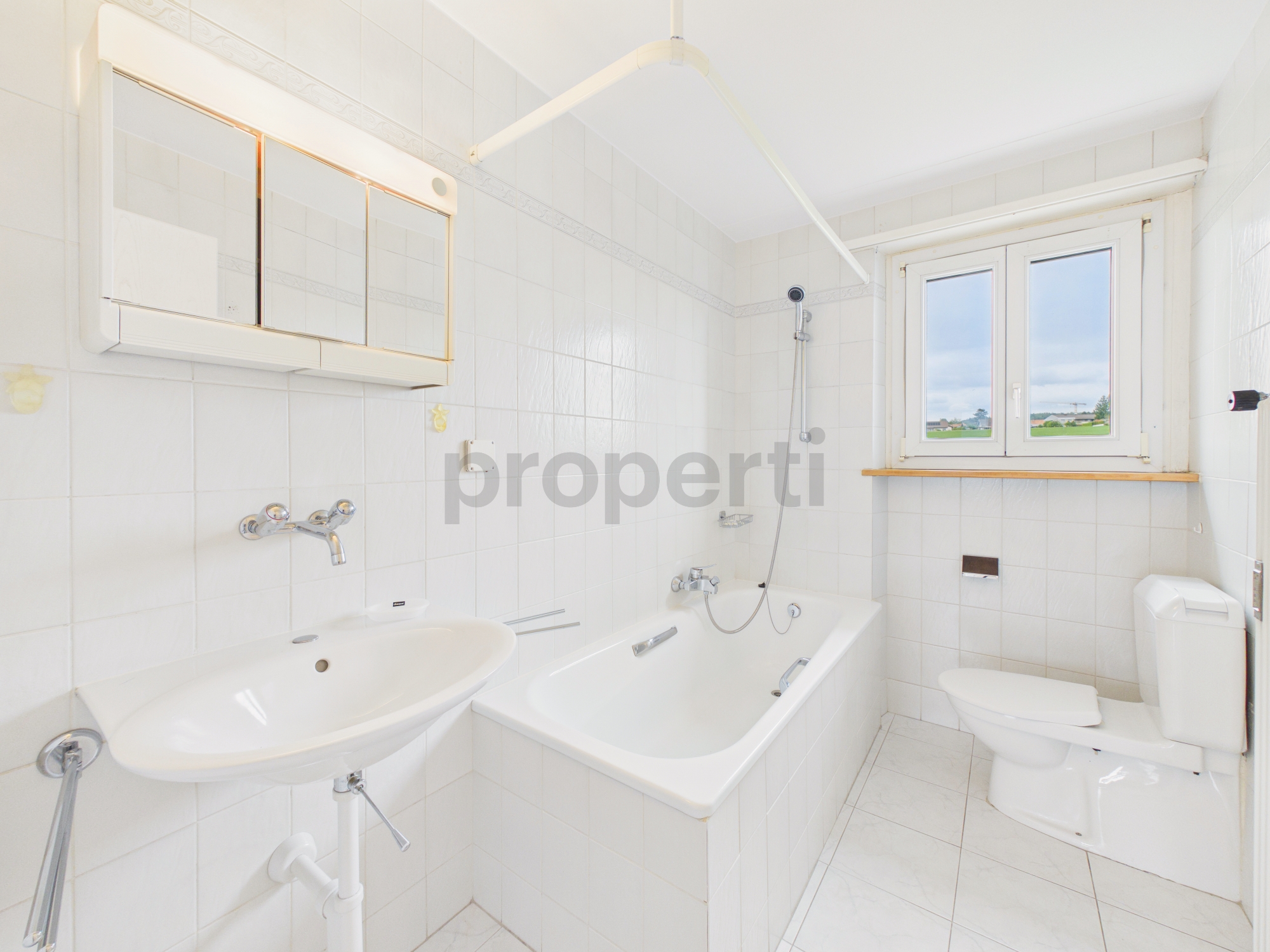 Helles Badezimmer mit Badewanne und WC