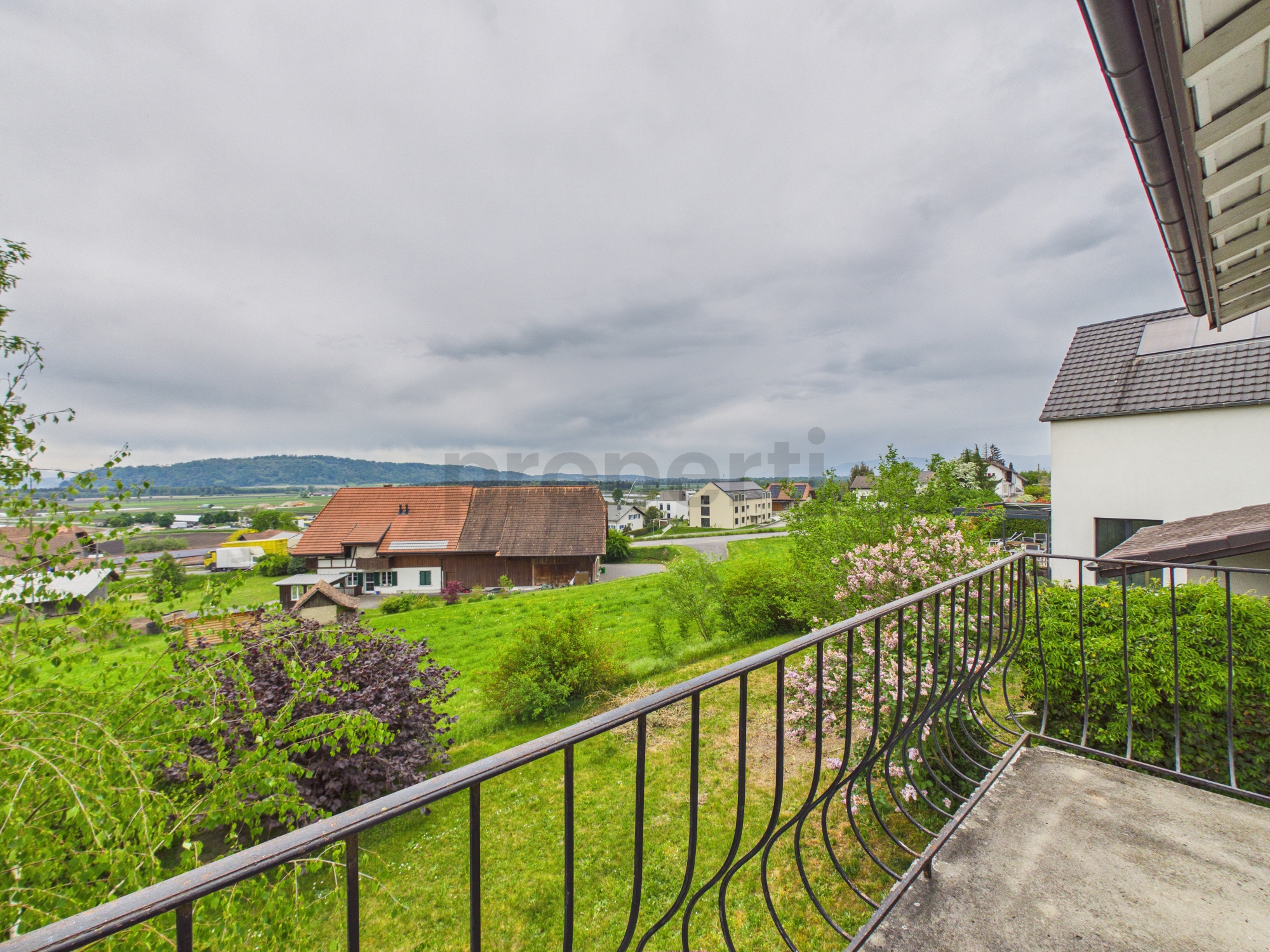 Balkon mit weitem Landschaftsblick