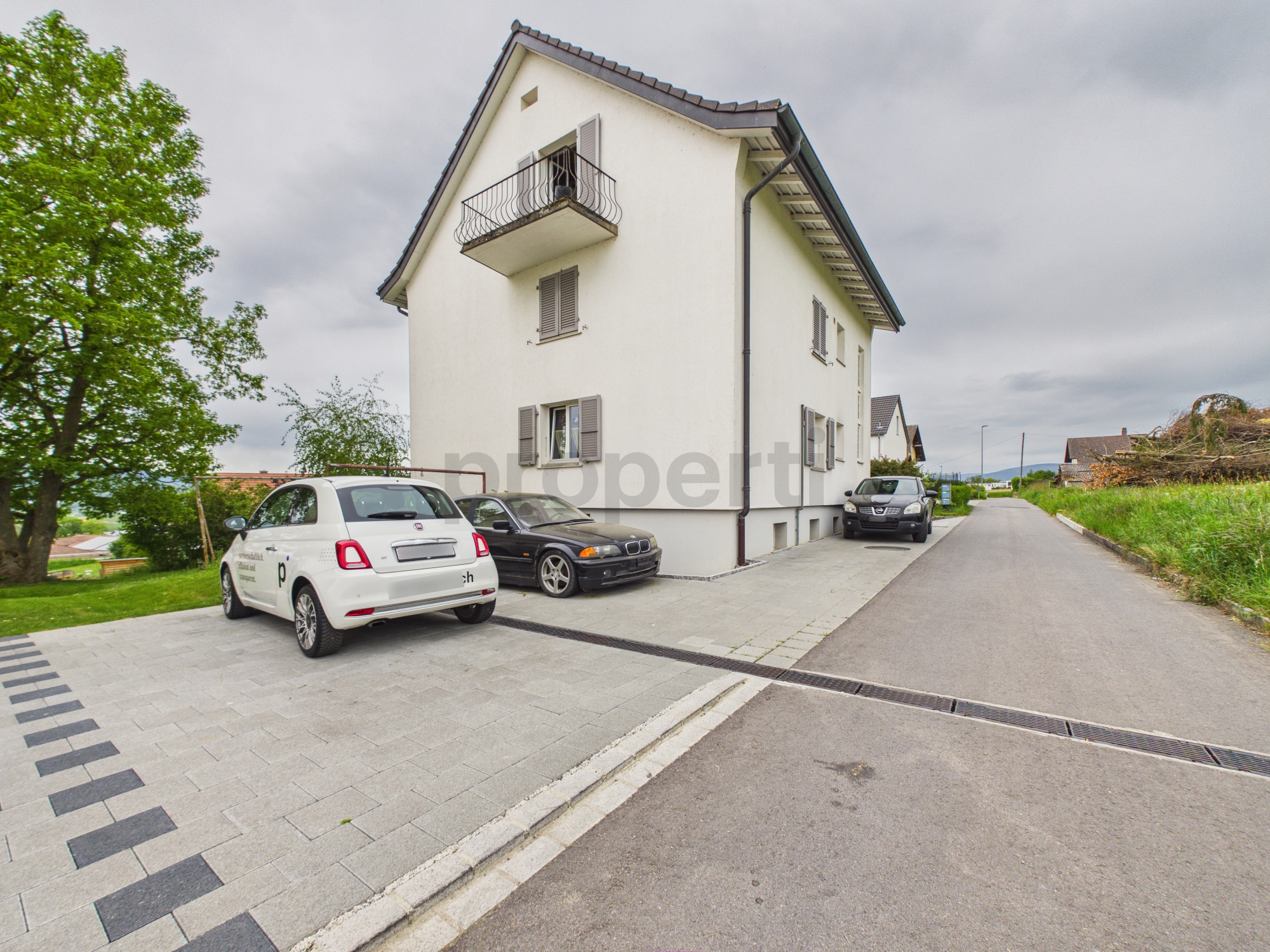 Wohnhaus mit Zufahrt und Balkon