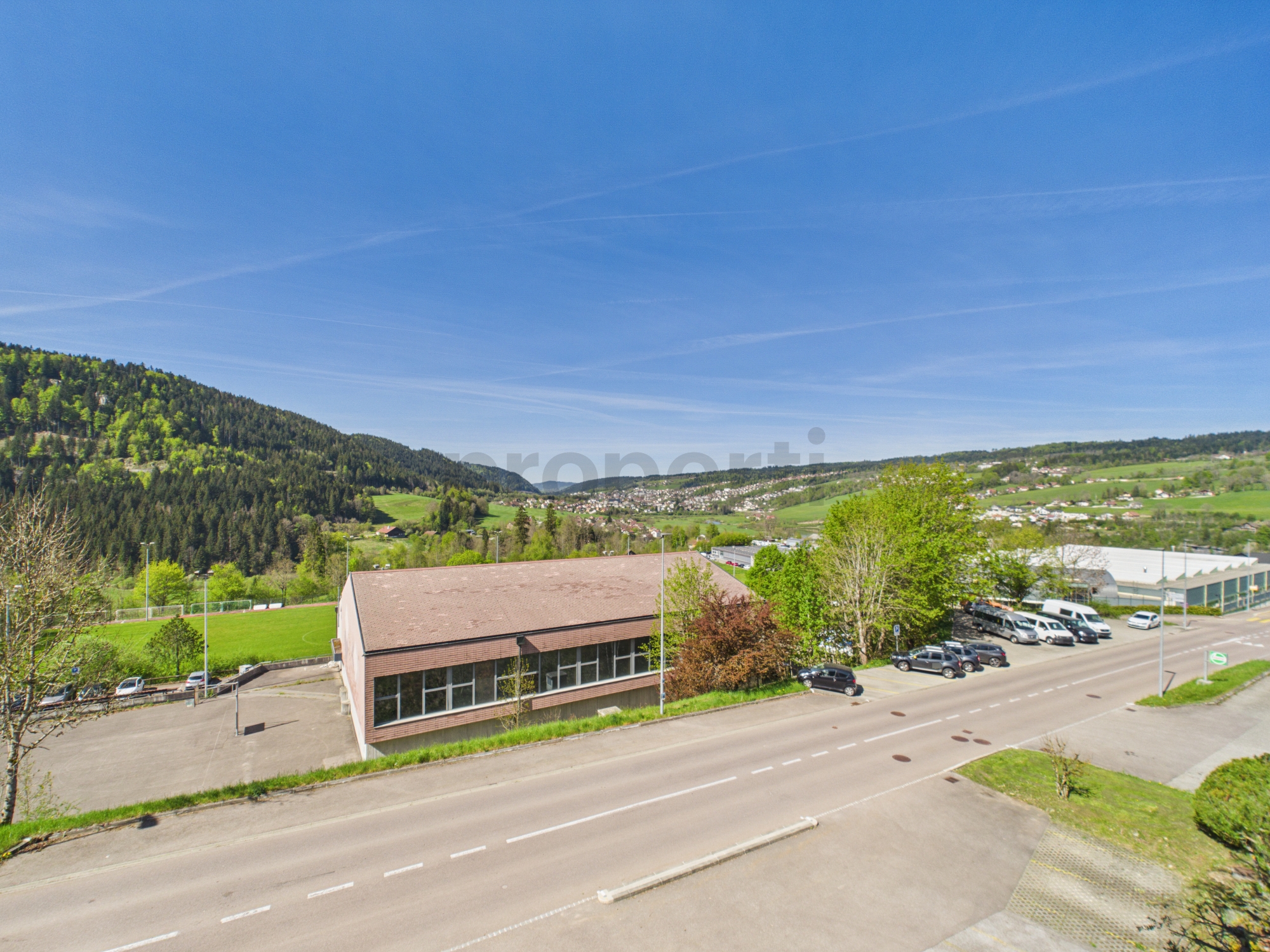 Blick über ein Tal mit Straße und Gebäude