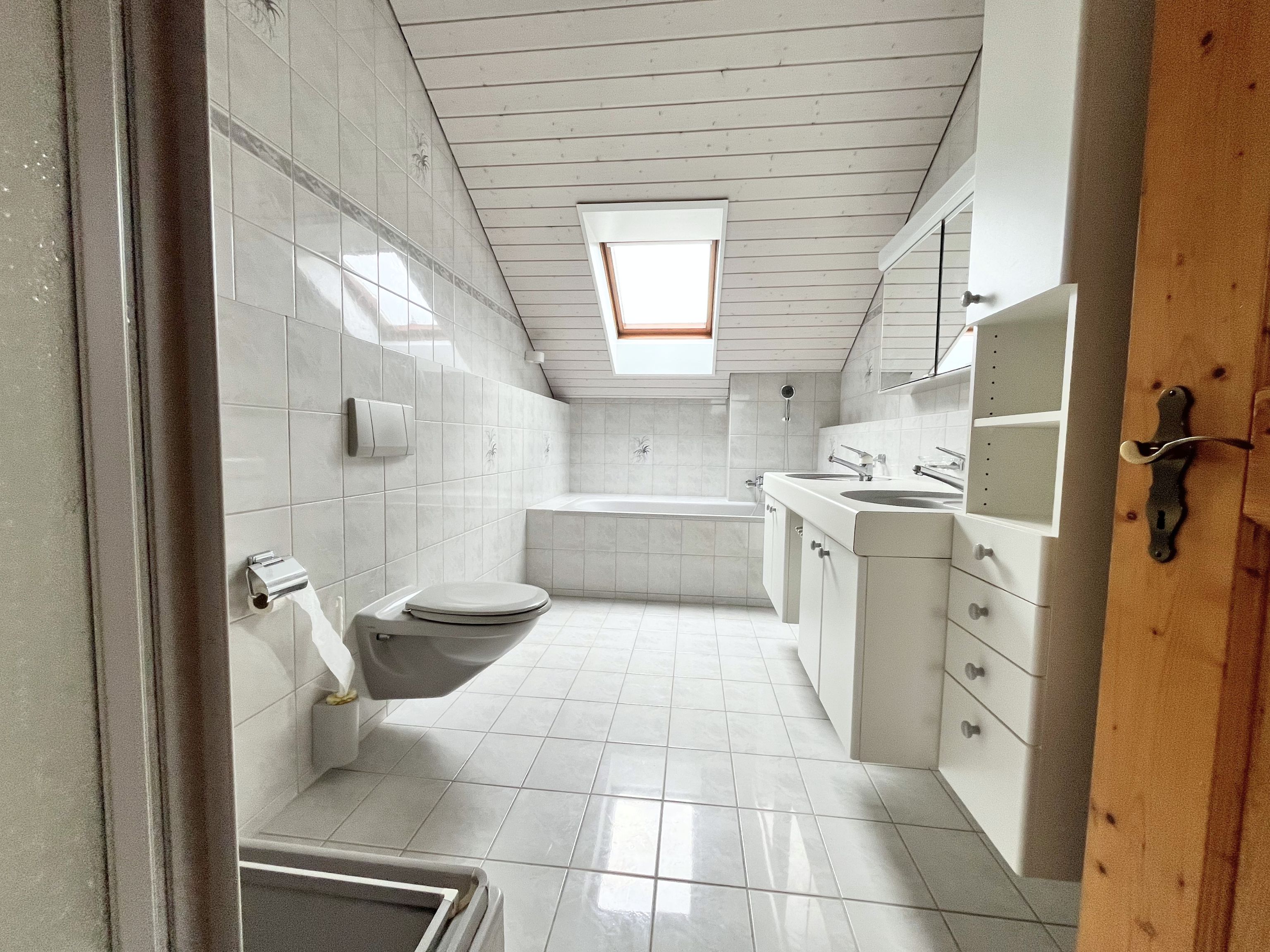Helles Dachgeschossbad mit Badewanne
