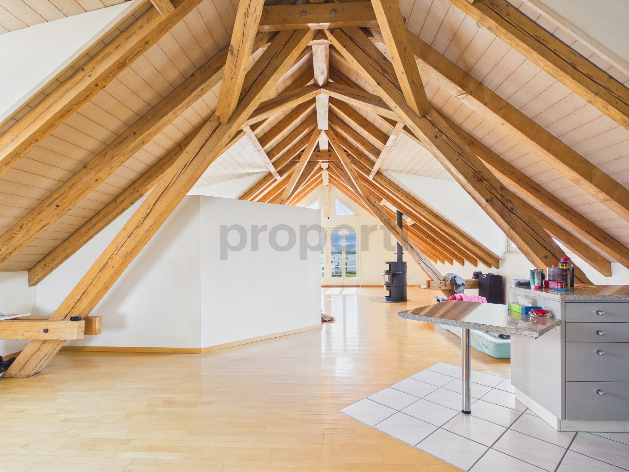 Dachgeschoss mit sichtbaren Holzträgern