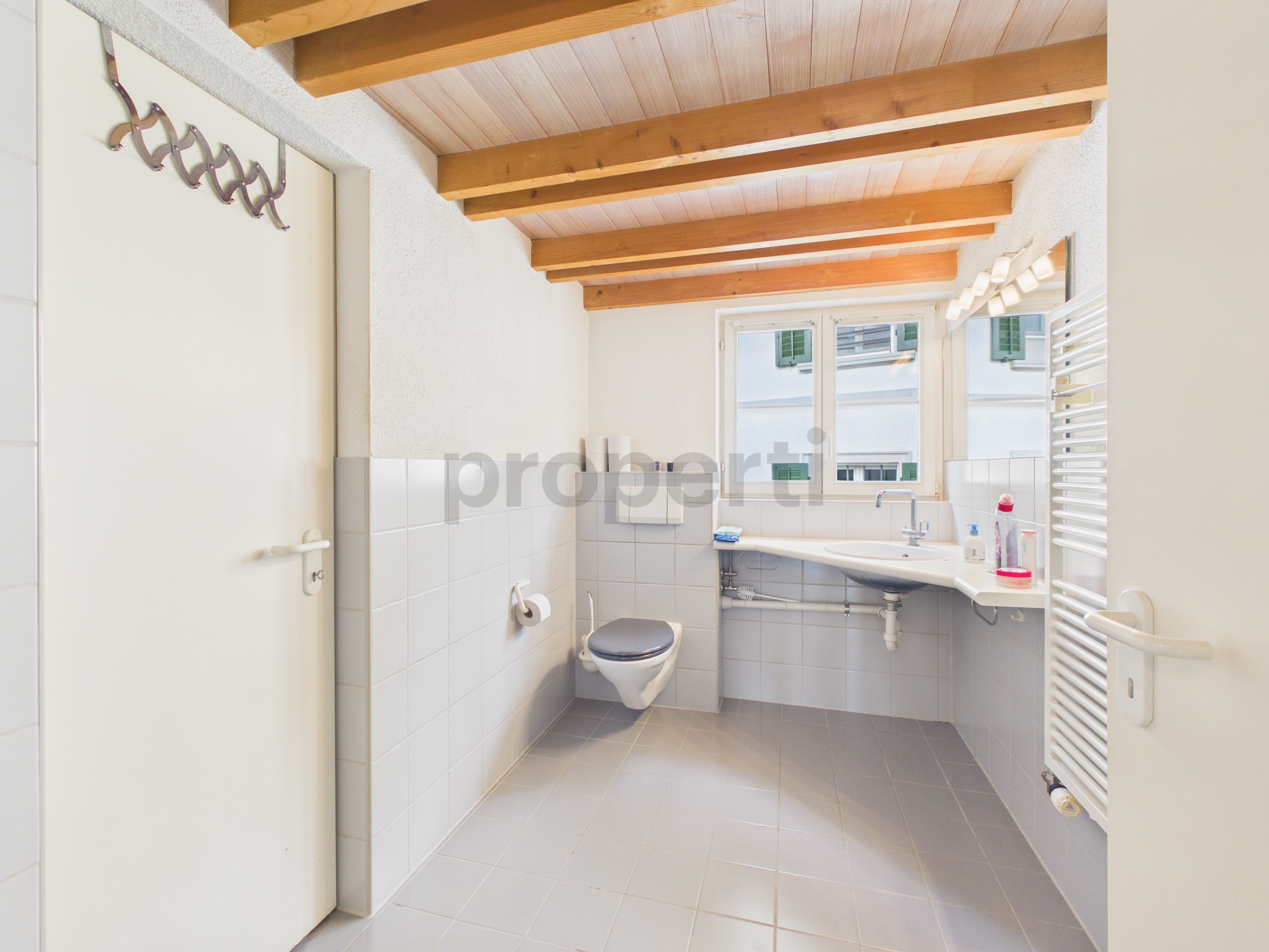 Helles Gäste-WC mit Holzdecke