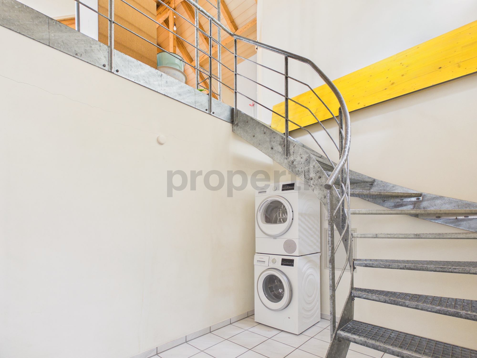 Treppenhaus mit Waschmaschine