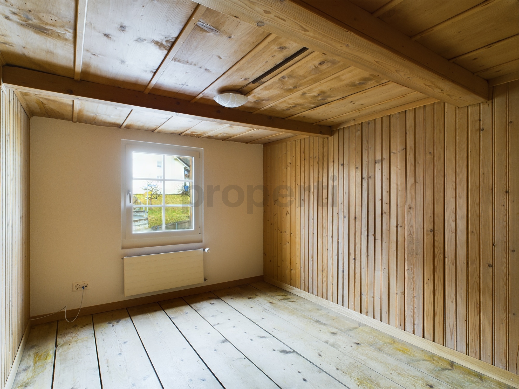 Leeres Holzzimmer mit Fenster