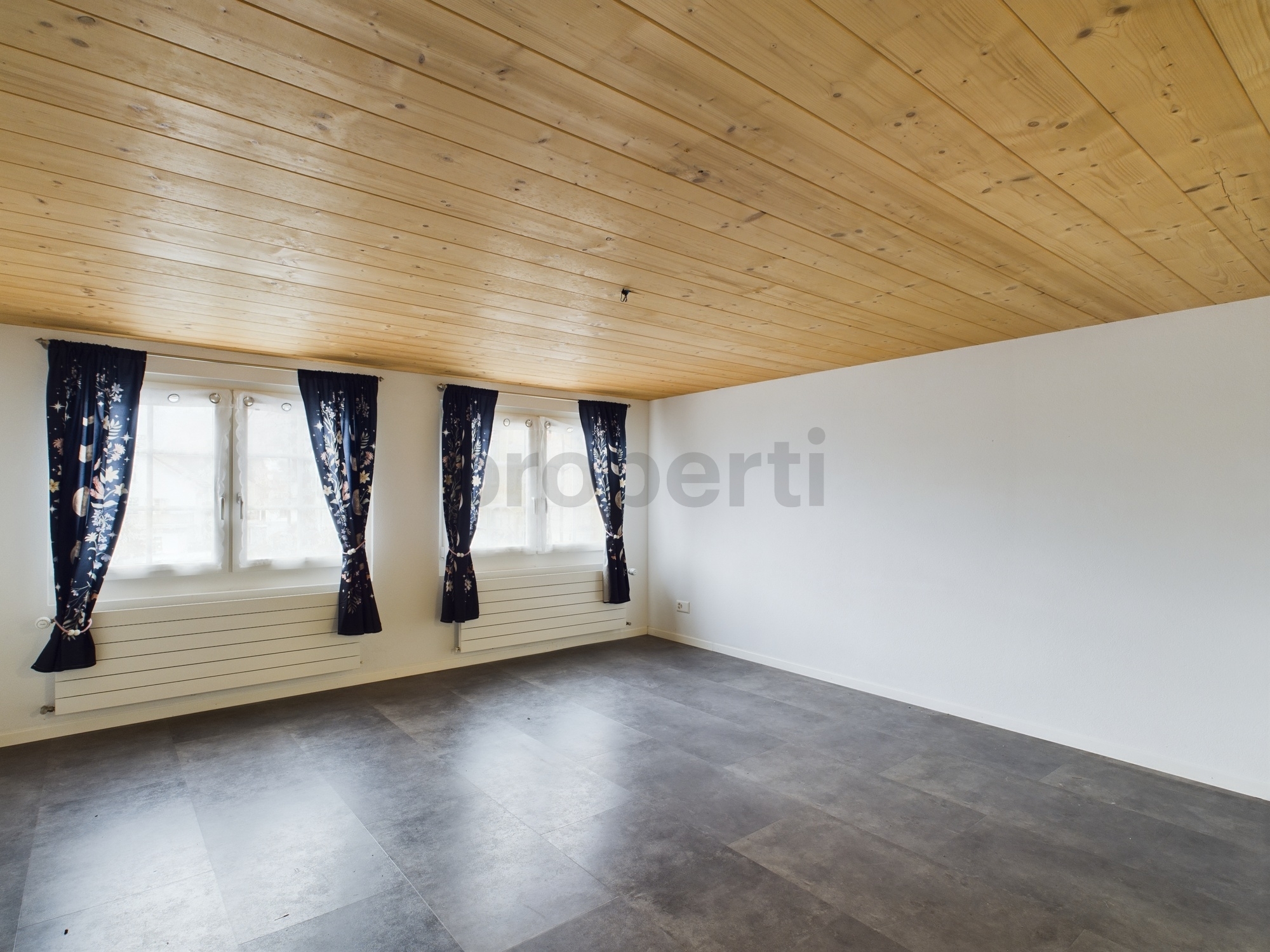 Leerer Wohnraum mit Holzdecke