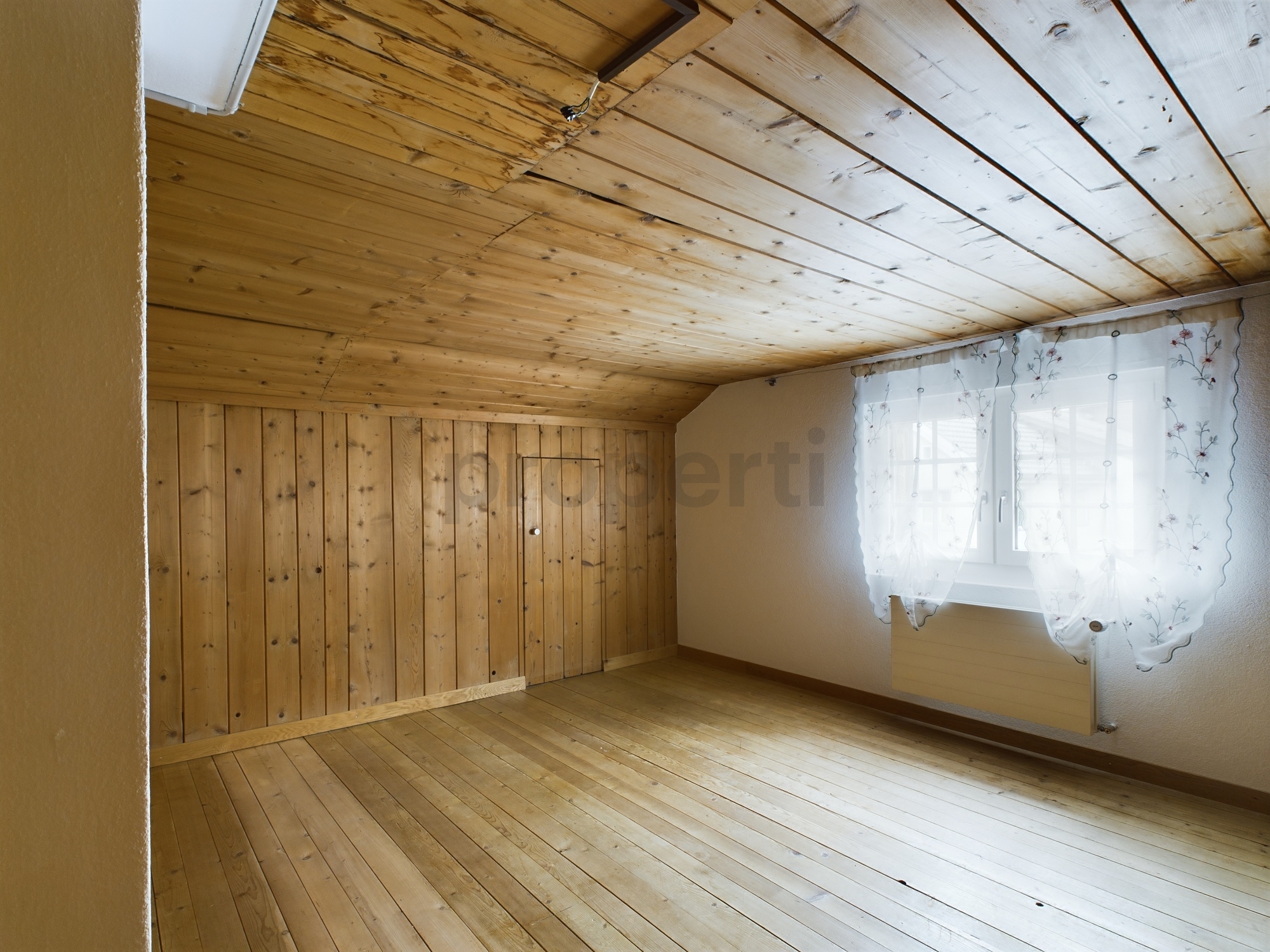 Dachzimmer mit Holzverkleidung