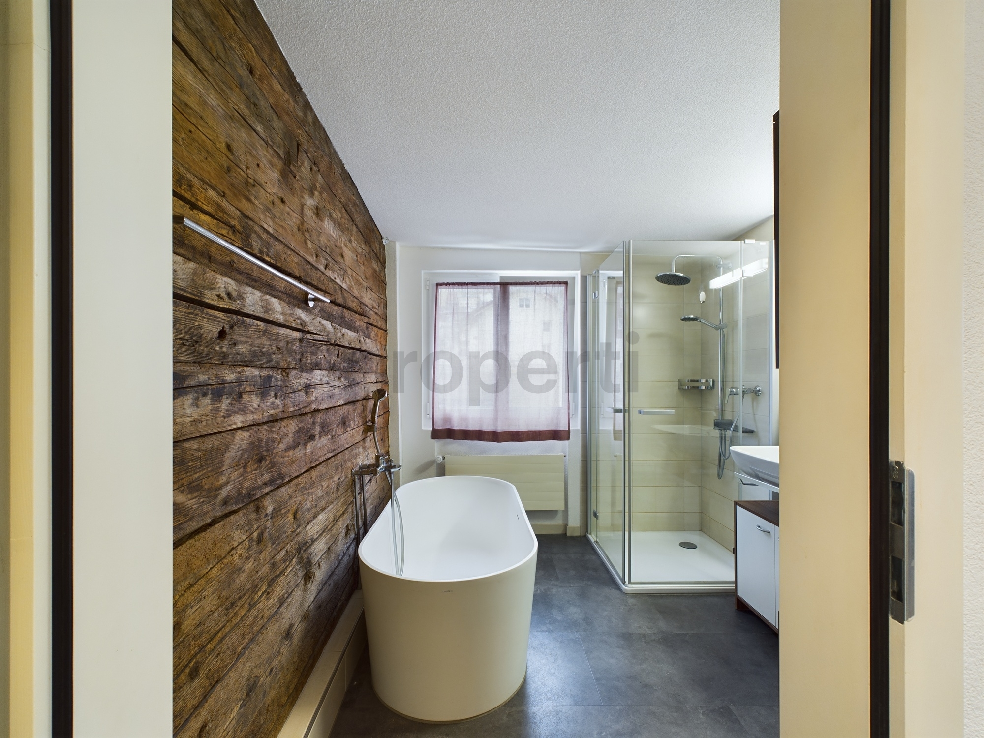 Modernes Badezimmer mit Holzakzentwand