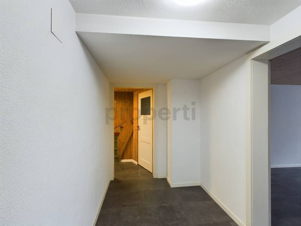 Flur mit Treppe und Türöffnungen