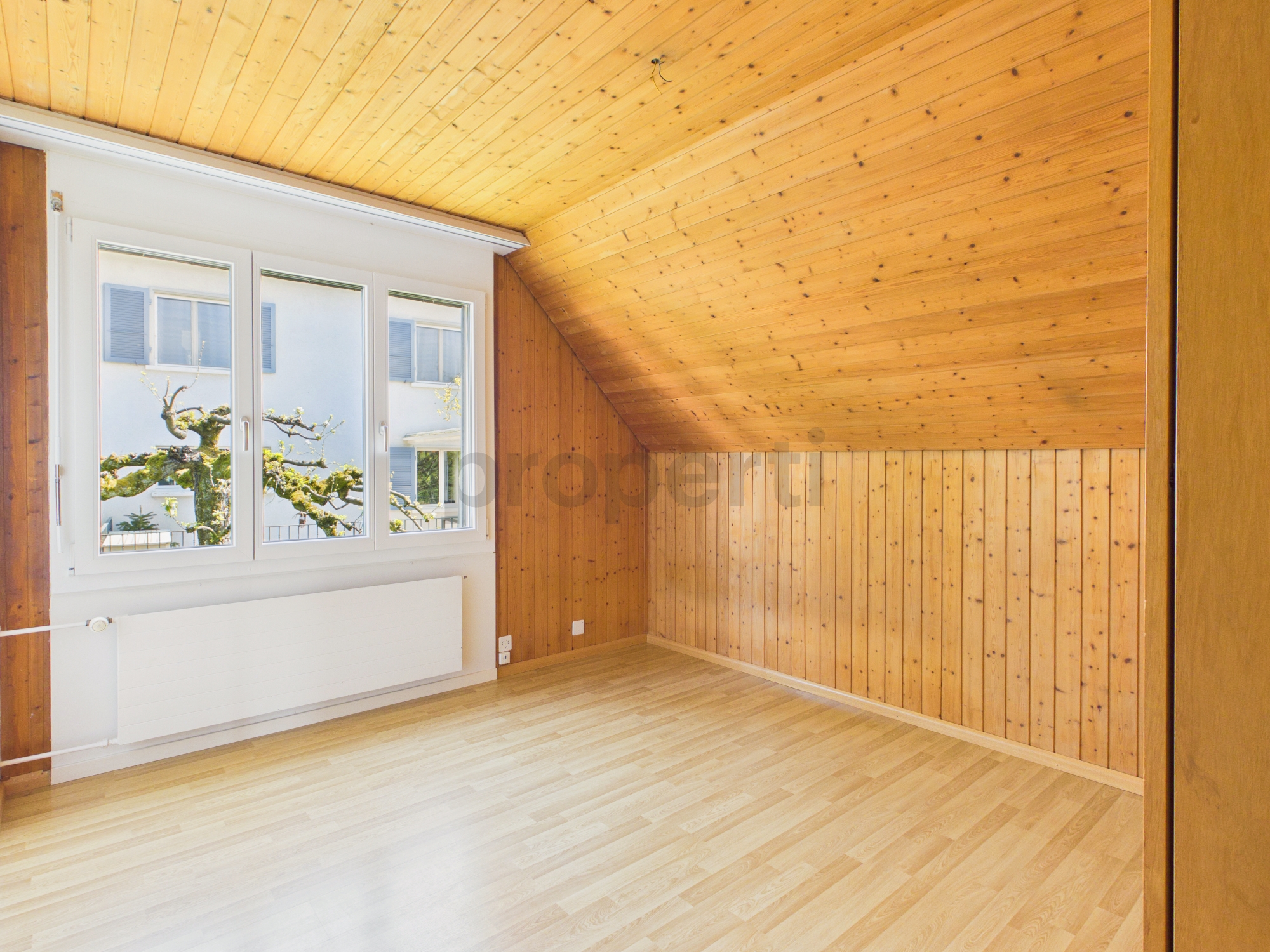 Leerer Dachraum mit Holzverkleidung