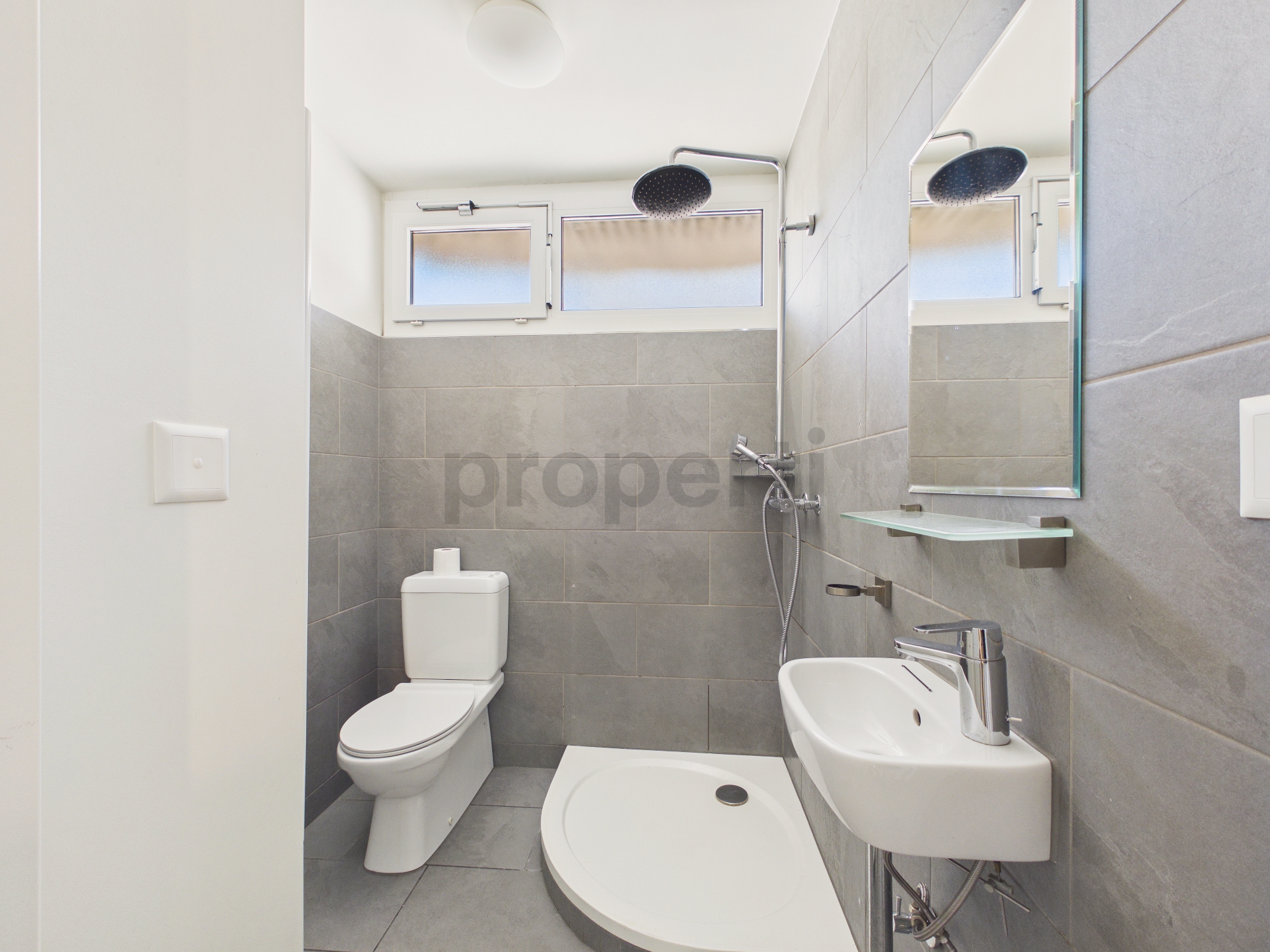 Modernes Badezimmer mit Dusche und WC