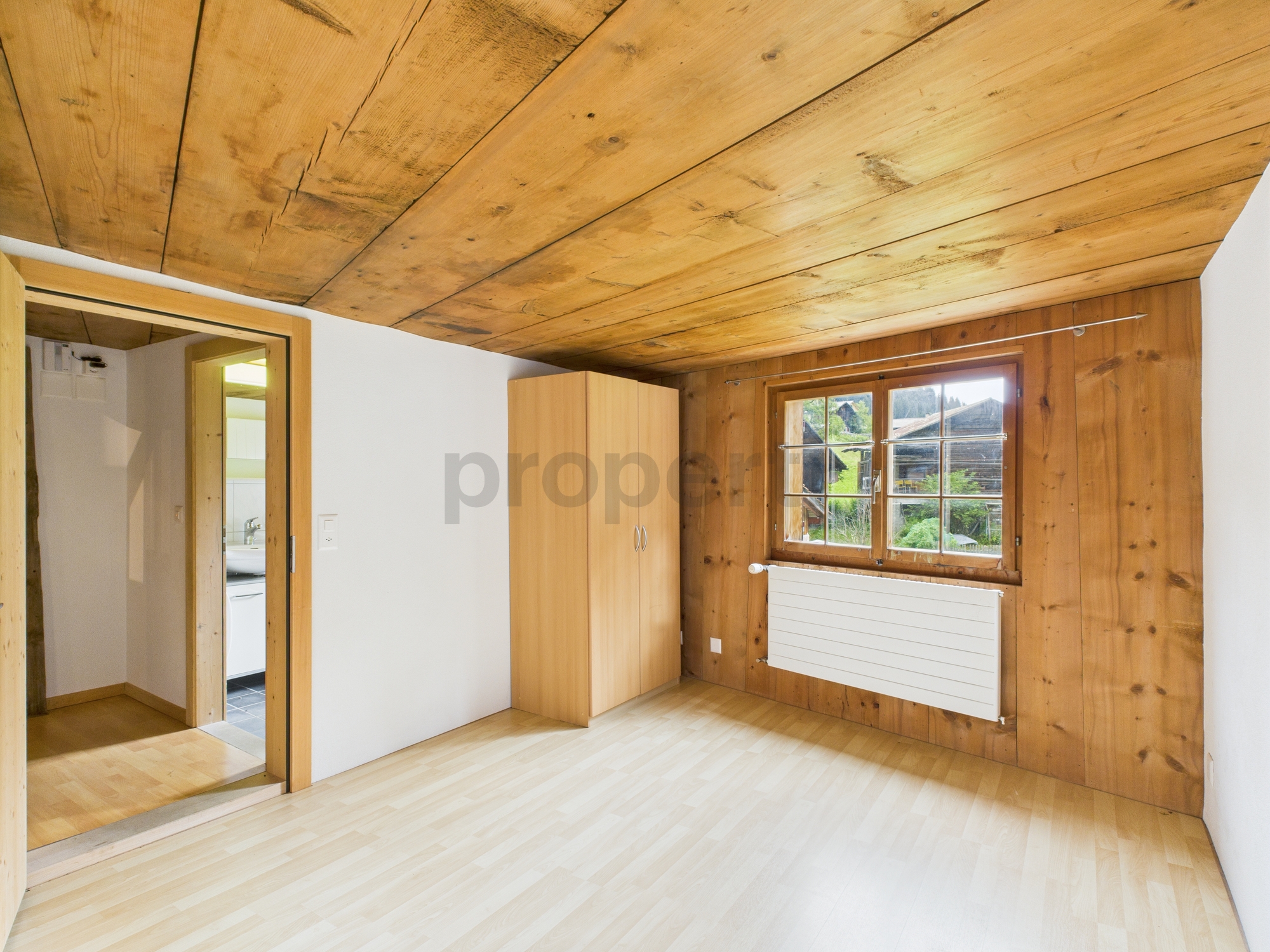 Helles Dachzimmer mit Holzverkleidung