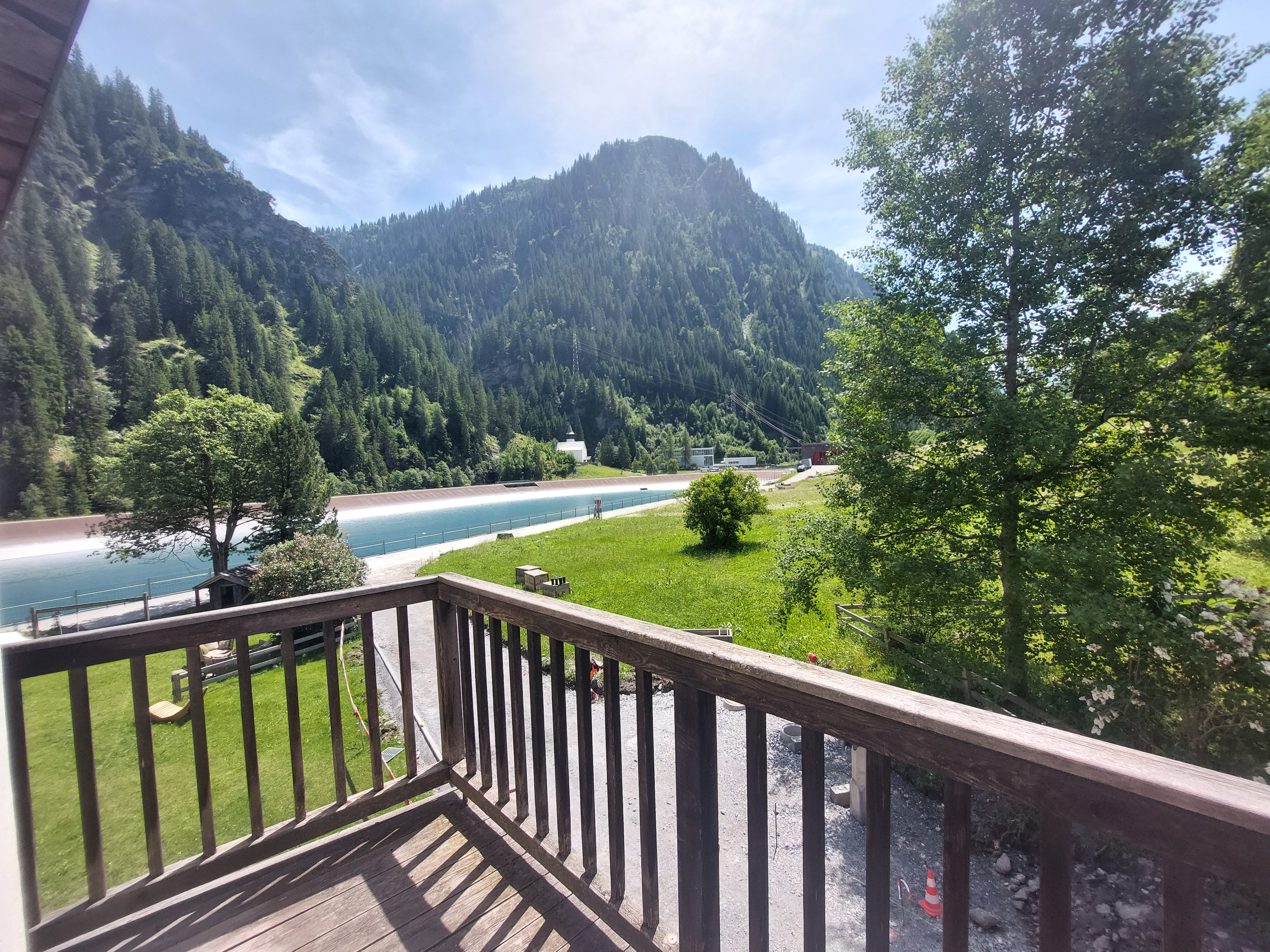 Balkon mit Berg- und Talblick