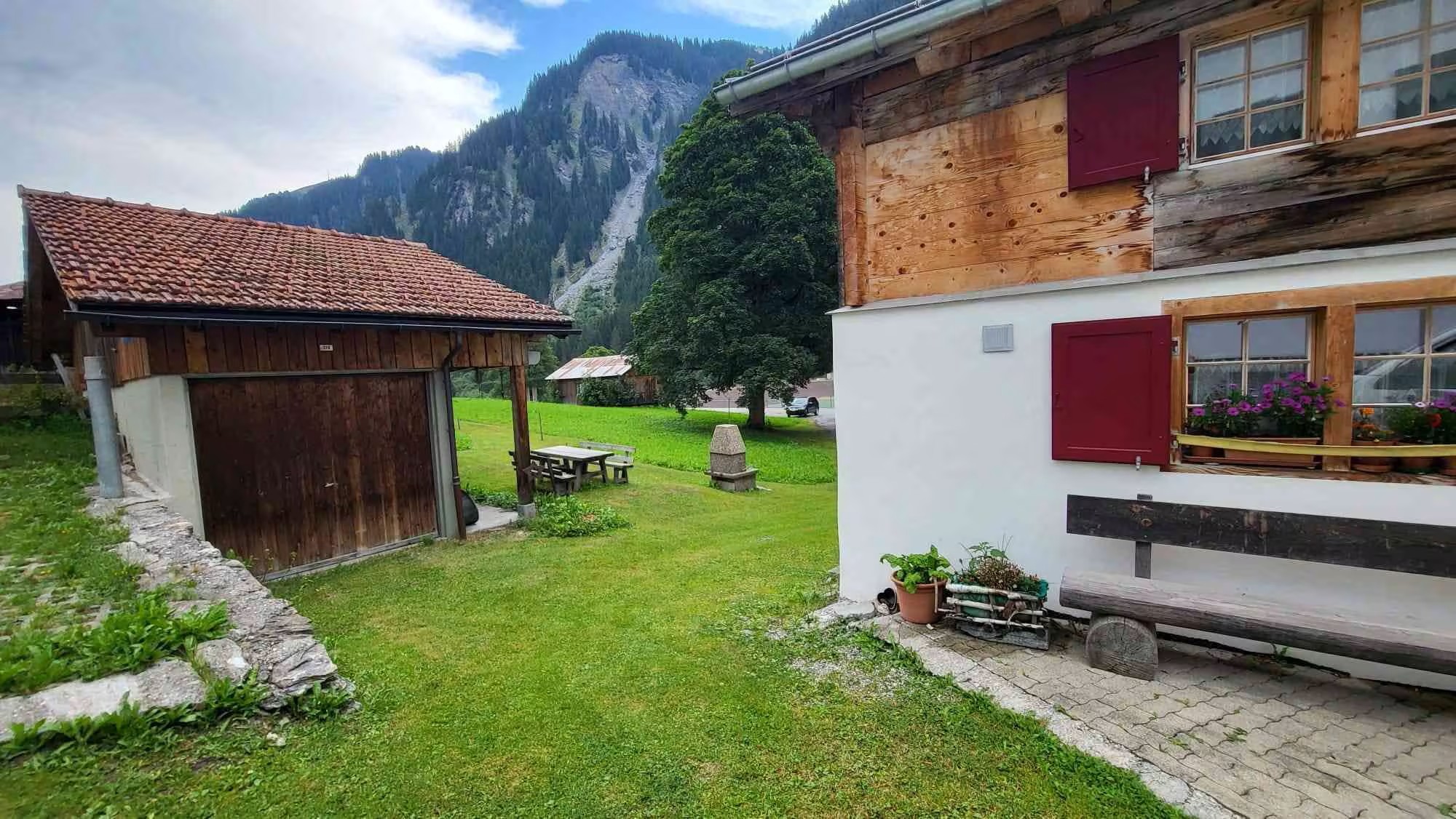 Alpine Außenansicht mit Chalet und Bergkulisse