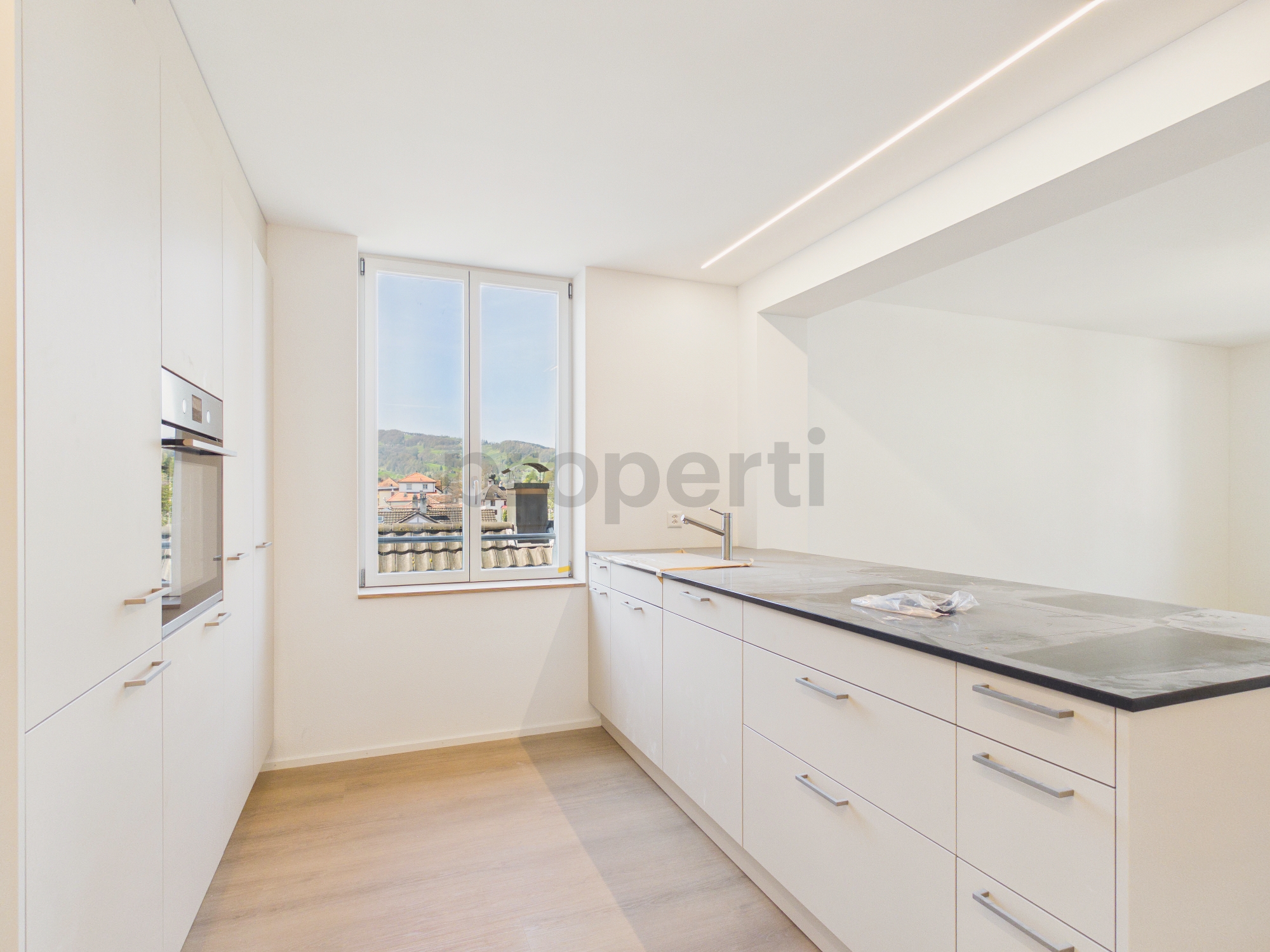 Moderne, helle Küche mit Fensterblick