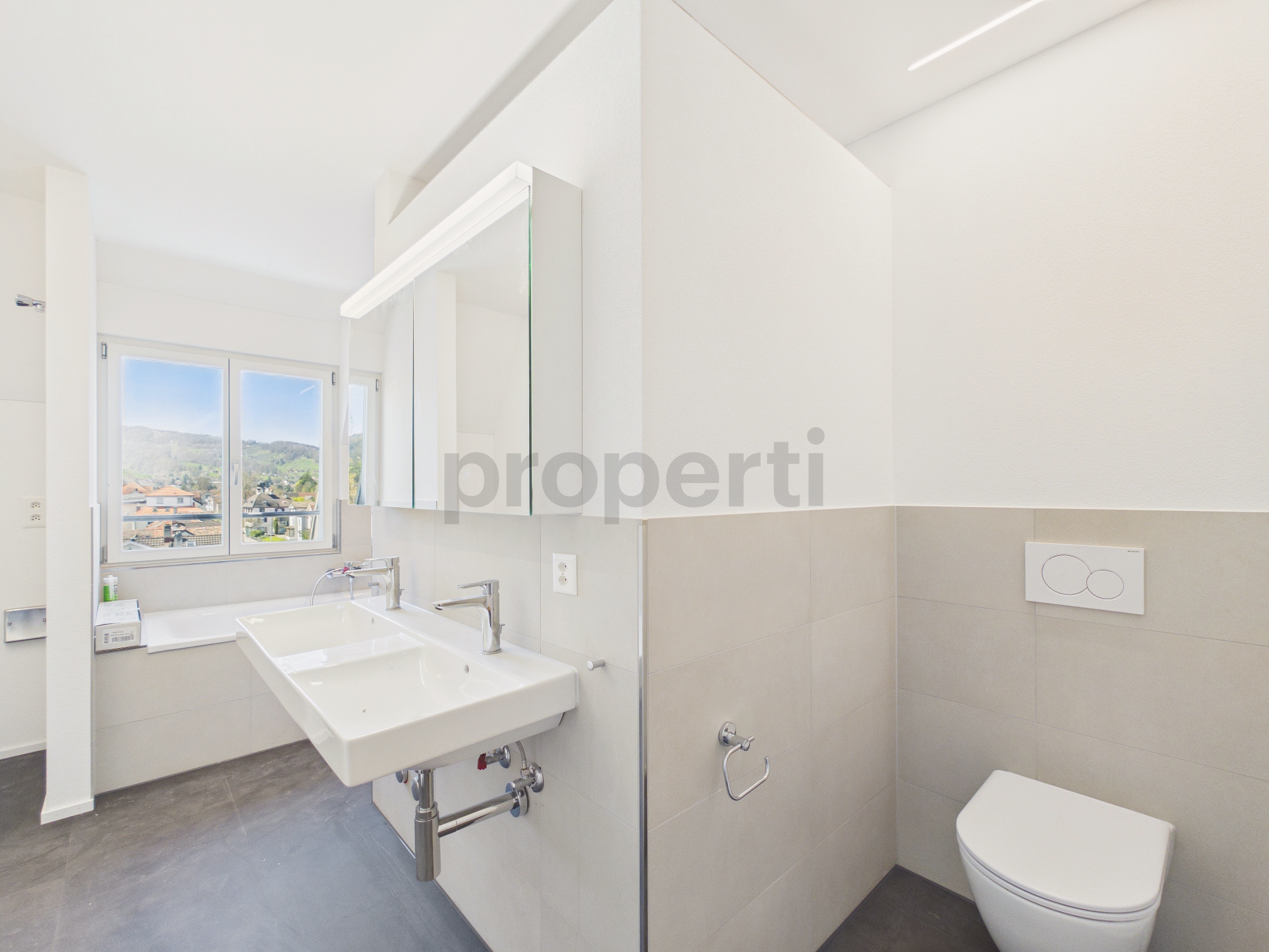 Modernes Badezimmer mit WC und Waschtisch