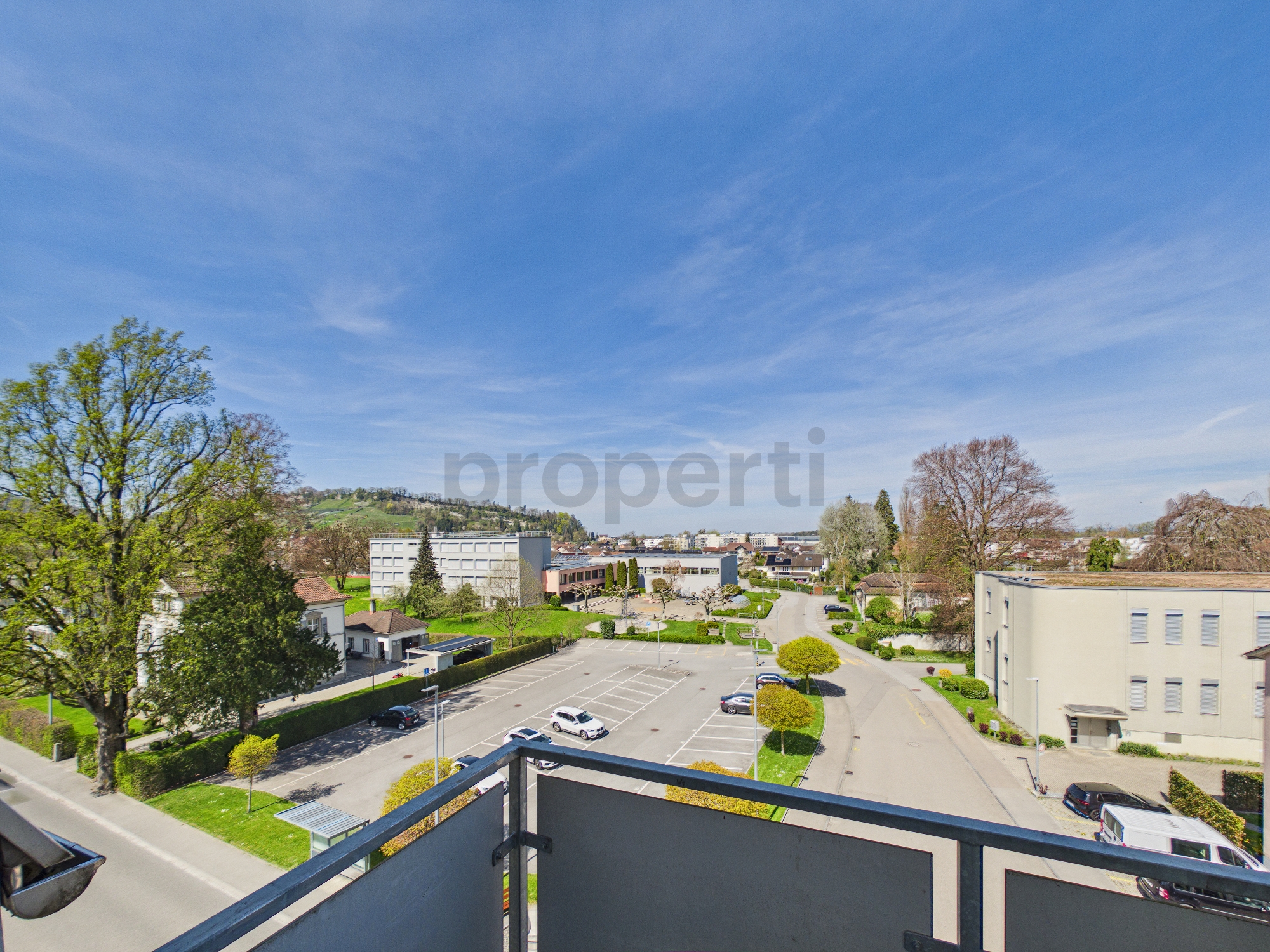 Blick vom Balkon über Wohnanlage und Umgebung