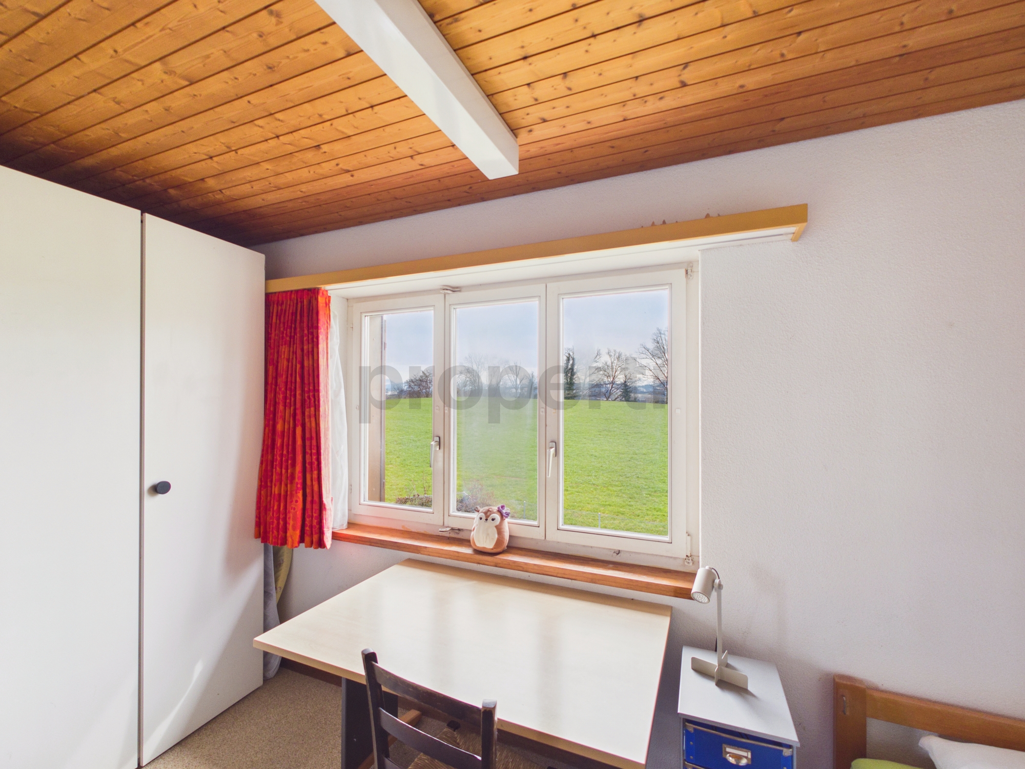 Kleines Arbeitszimmer mit Blick ins Grüne